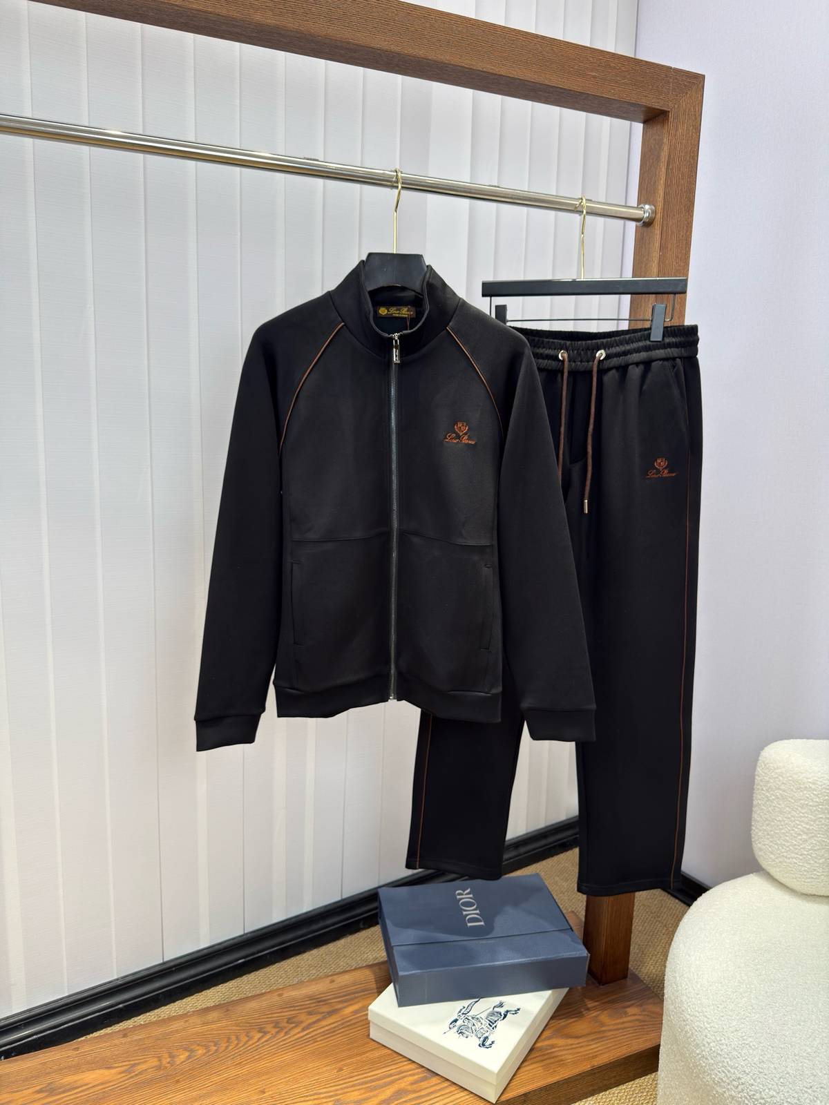LV ルイヴィトン セットアップ メンズ ジップアップパーカー ロゴワッペン サイドライン スポーツウェア ストリート ブラック