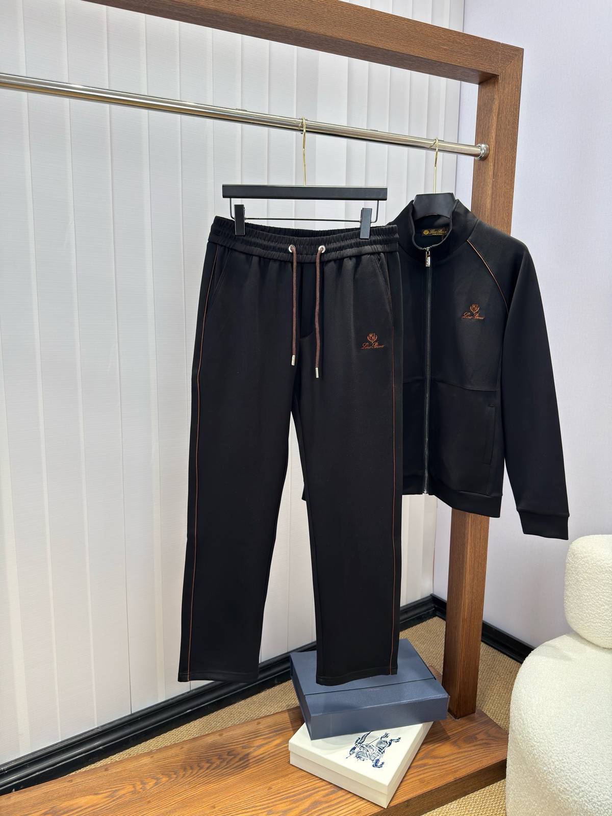 LV ルイヴィトン セットアップ メンズ ジップアップパーカー ロゴワッペン サイドライン スポーツウェア ストリート ブラック - 画像 7