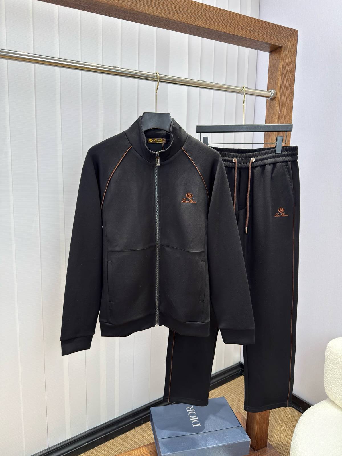 LV ルイヴィトン セットアップ メンズ ジップアップパーカー ロゴワッペン サイドライン スポーツウェア ストリート ブラック - 画像 8