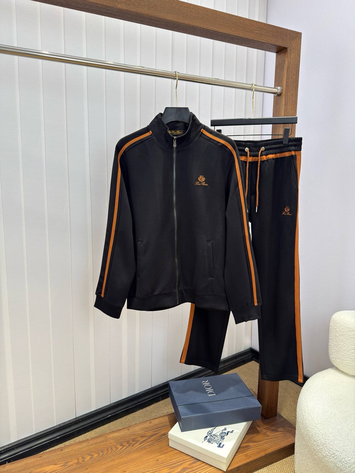 Loro Piana ロロピアーナ セットアップ メンズ ジップアップパーカー ロゴワッペン サイドライン スポーツウェア 秋冬 ブラック オレンジ
