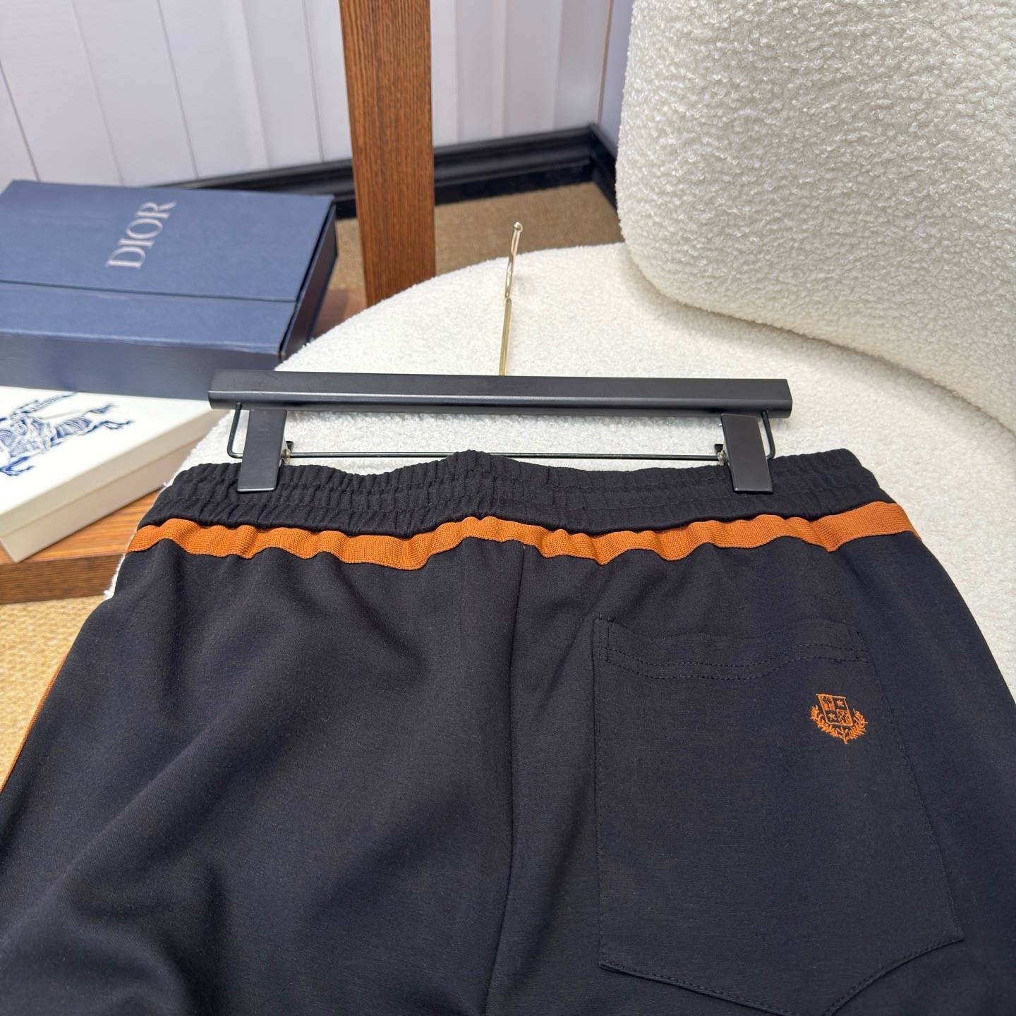 Loro Piana ロロピアーナ セットアップ メンズ ジップアップパーカー ロゴワッペン サイドライン スポーツウェア 秋冬 ブラック オレンジ - 画像 2