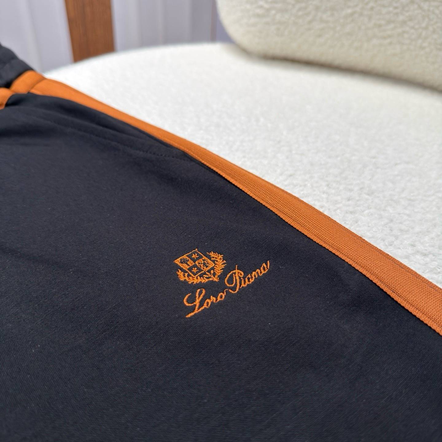 Loro Piana ロロピアーナ セットアップ メンズ ジップアップパーカー ロゴワッペン サイドライン スポーツウェア 秋冬 ブラック オレンジ - 画像 3