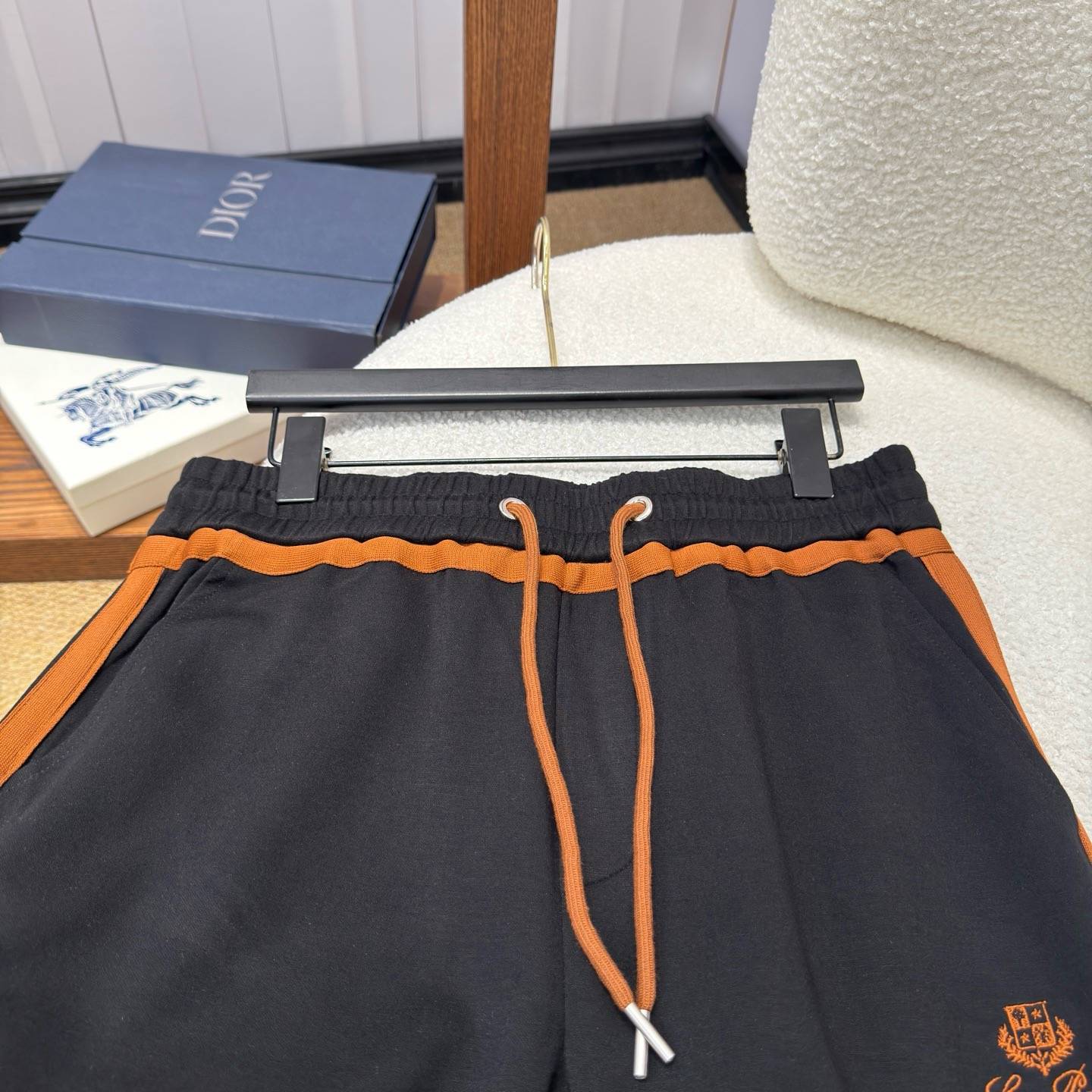 Loro Piana ロロピアーナ セットアップ メンズ ジップアップパーカー ロゴワッペン サイドライン スポーツウェア 秋冬 ブラック オレンジ - 画像 4