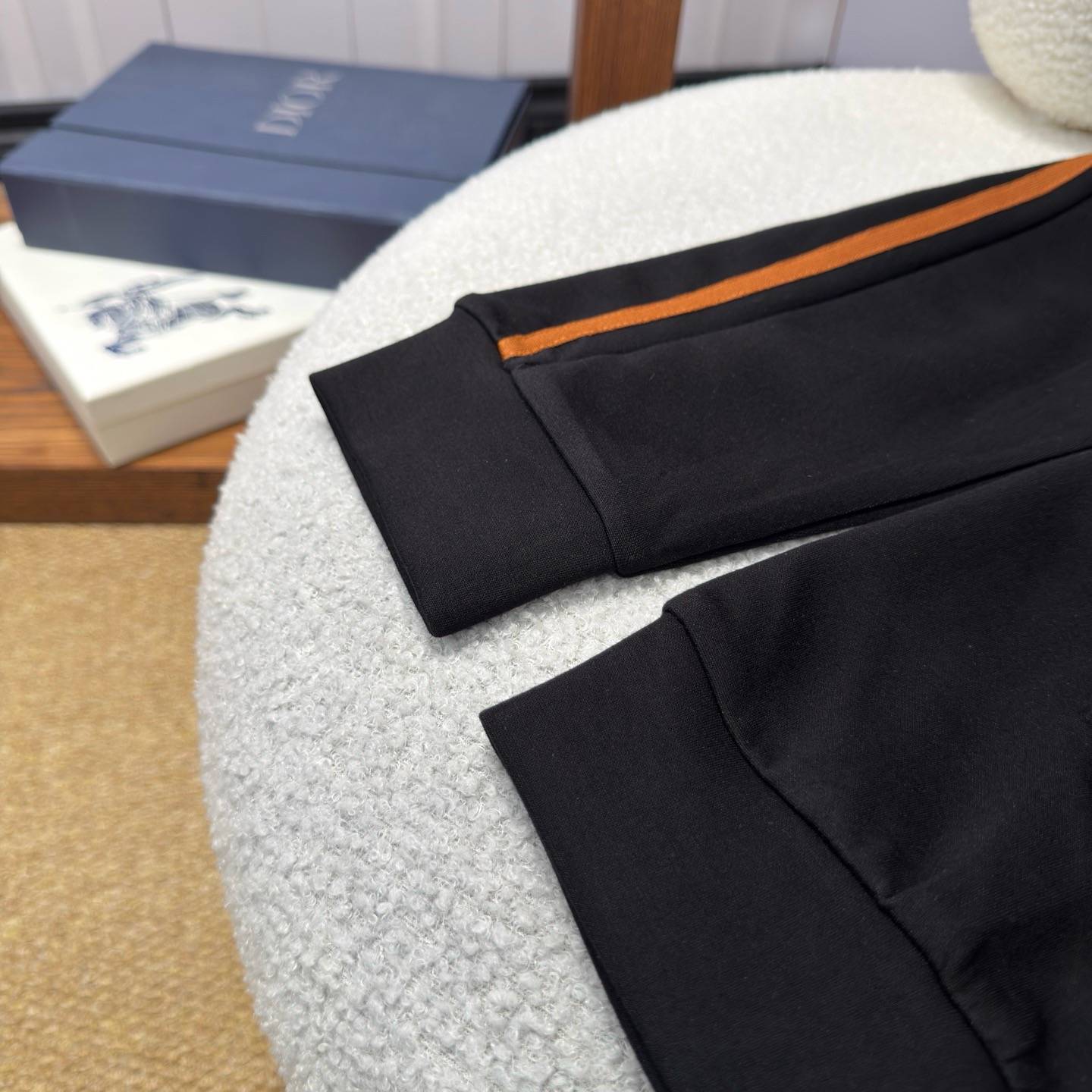 Loro Piana ロロピアーナ セットアップ メンズ ジップアップパーカー ロゴワッペン サイドライン スポーツウェア 秋冬 ブラック オレンジ - 画像 5