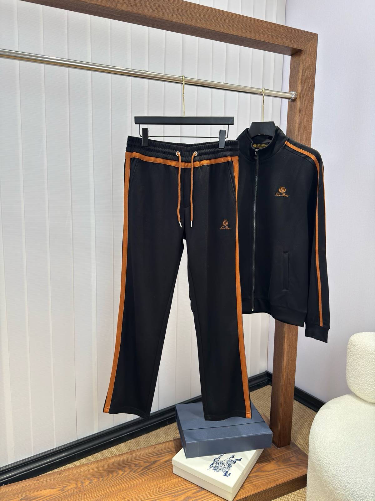 Loro Piana ロロピアーナ セットアップ メンズ ジップアップパーカー ロゴワッペン サイドライン スポーツウェア 秋冬 ブラック オレンジ - 画像 7
