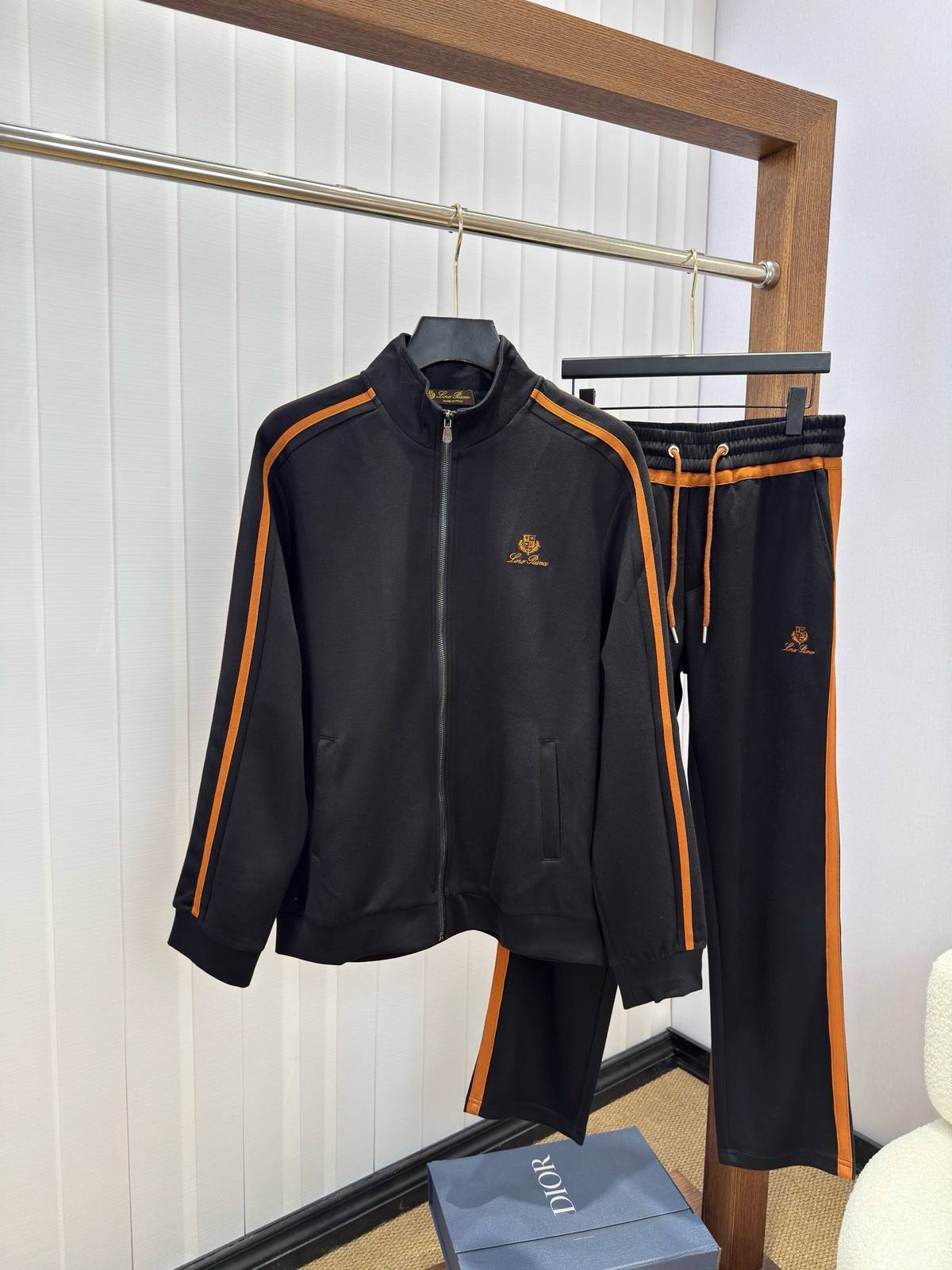Loro Piana ロロピアーナ セットアップ メンズ ジップアップパーカー ロゴワッペン サイドライン スポーツウェア 秋冬 ブラック オレンジ - 画像 8