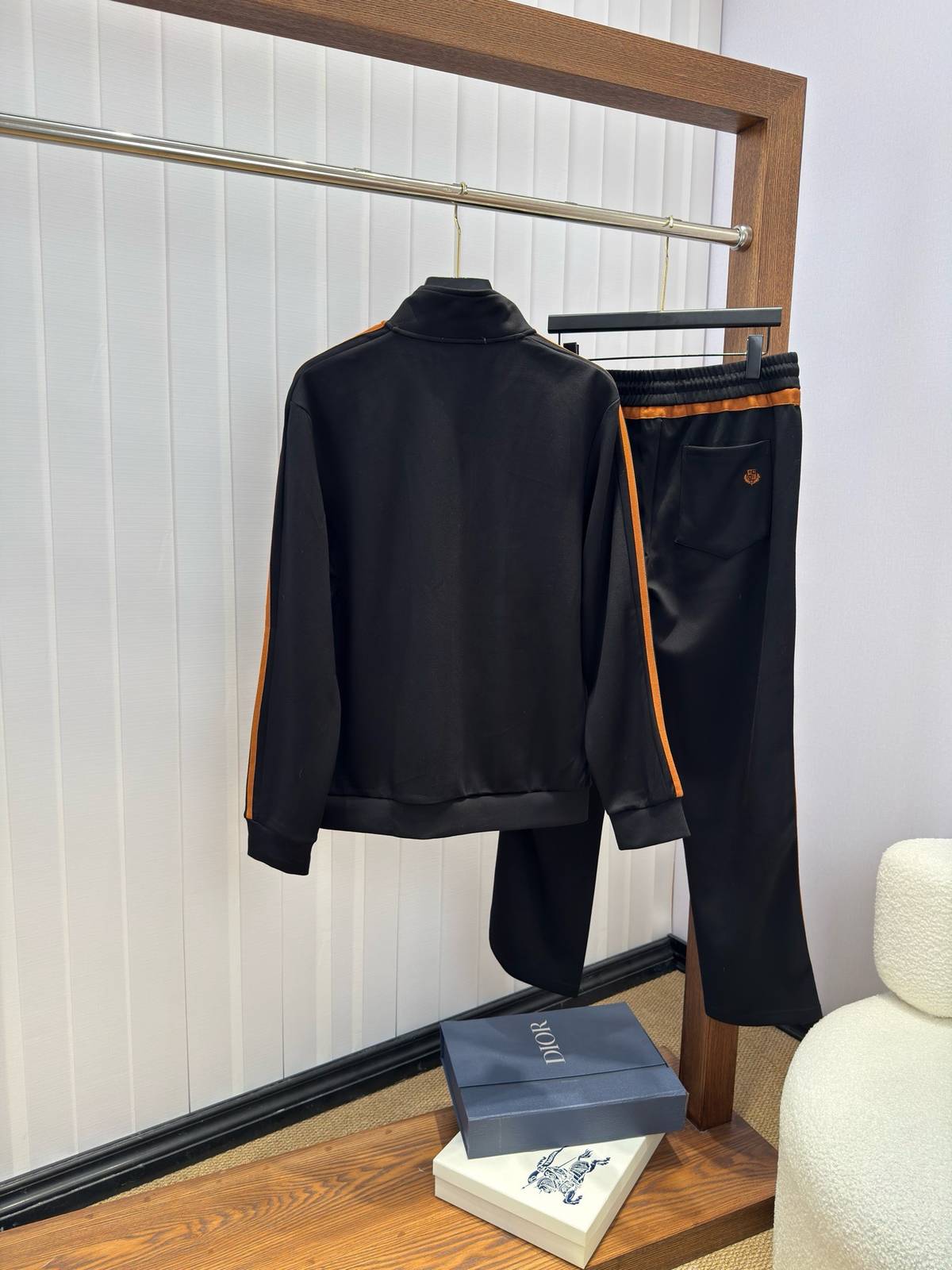 Loro Piana ロロピアーナ セットアップ メンズ ジップアップパーカー ロゴワッペン サイドライン スポーツウェア 秋冬 ブラック オレンジ - 画像 9