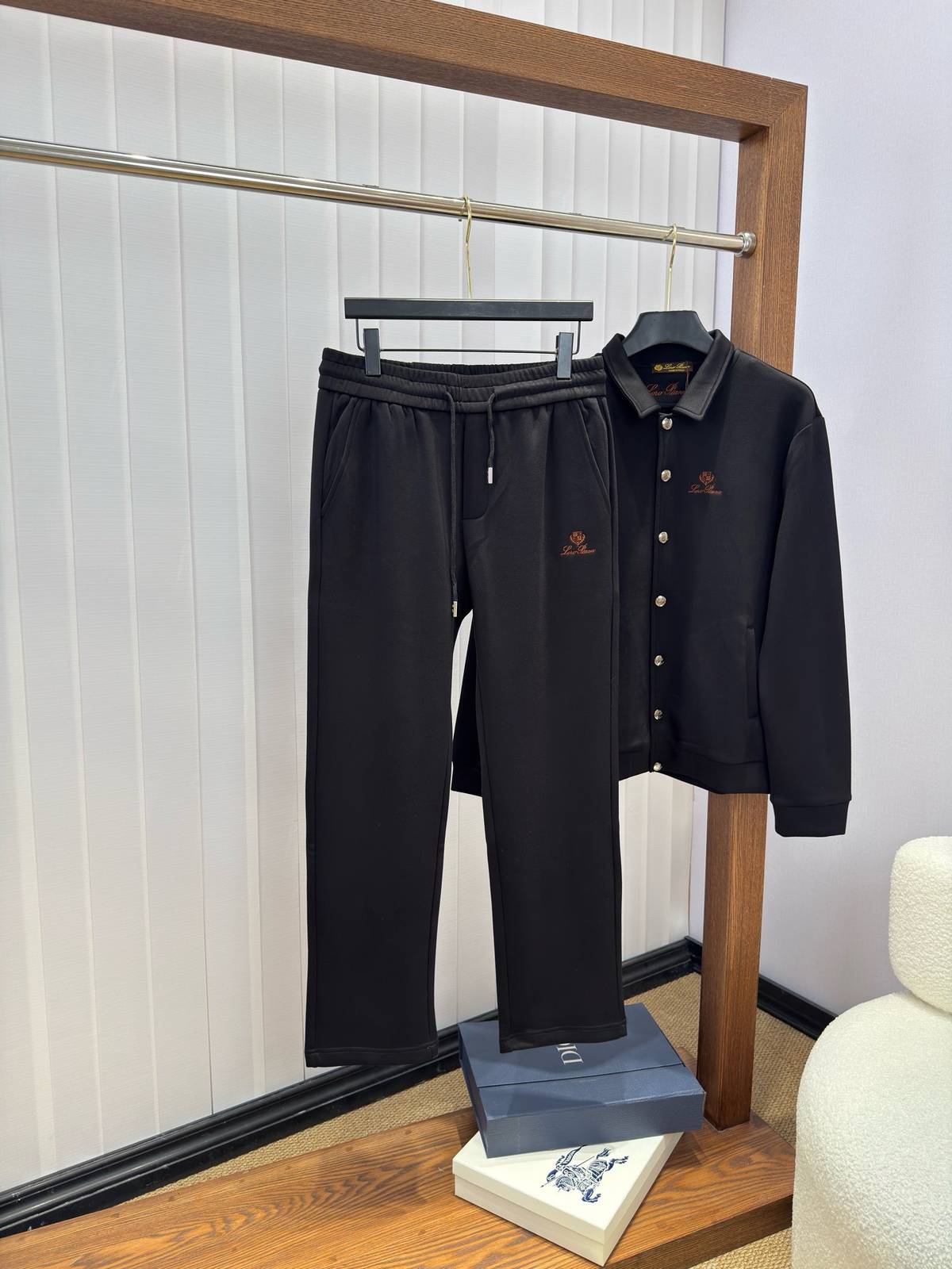 Dior ディオール メンズ セットアップ ジャージ スウェットセットアップ ロゴ刺繍 メタルボタン ファッションパーカー 39 44 ブラック - 画像 7