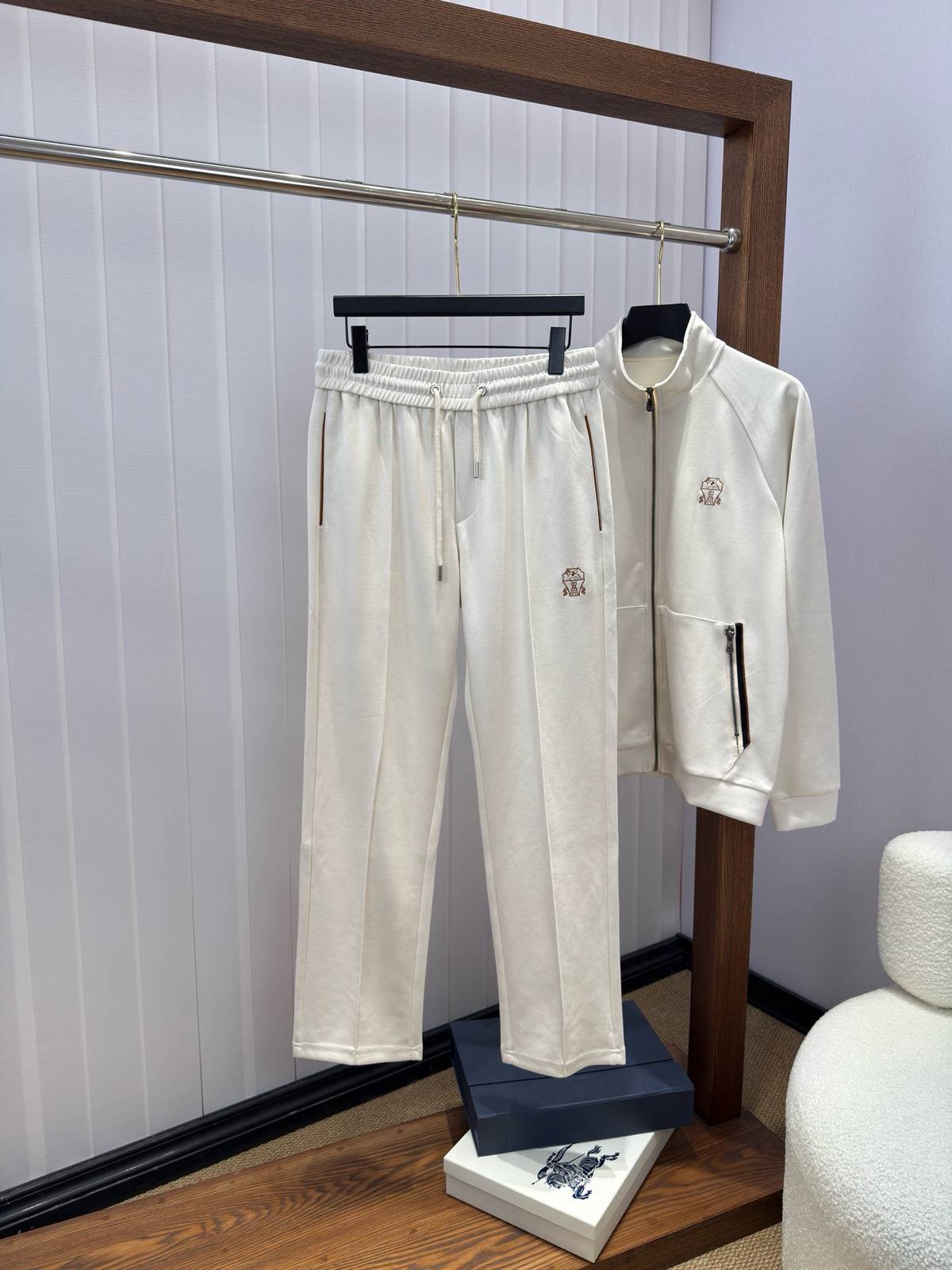 MONCLER モンクレール メンズ セットアップ ジップアップパーカー ロゴワッペン トレーニングウェア 秋冬 ホワイト - 画像 7
