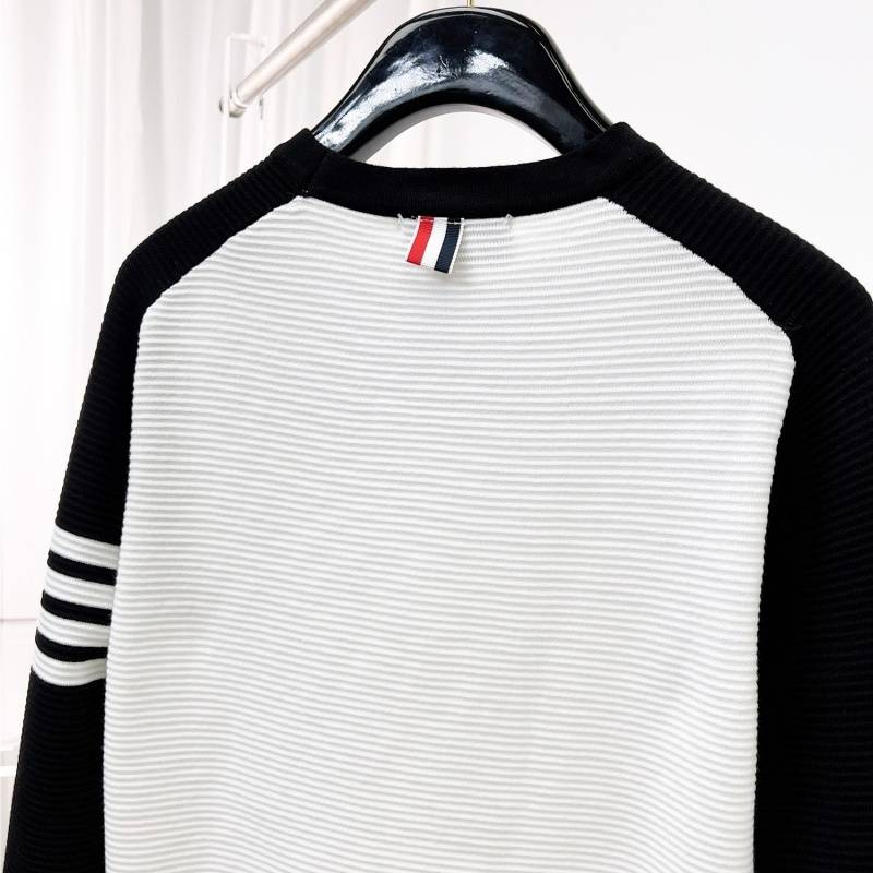 THOM BROWNE メンズ ニット クルーネック ロゴ刺繍 ボーダー バイカラー オーバーサイズ ブラック - 画像 5