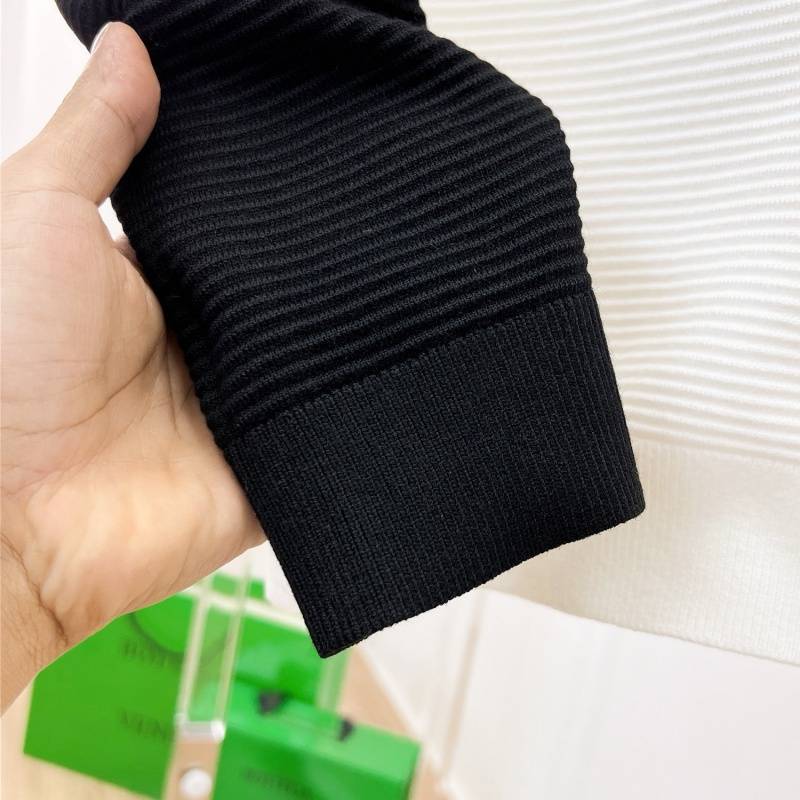 THOM BROWNE メンズ ニット クルーネック ロゴ刺繍 ボーダー バイカラー オーバーサイズ ブラック - 画像 6
