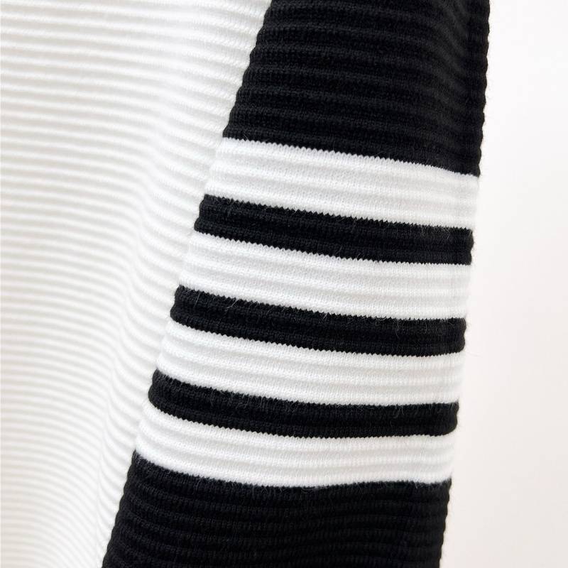 THOM BROWNE メンズ ニット クルーネック ロゴ刺繍 ボーダー バイカラー オーバーサイズ ブラック - 画像 9