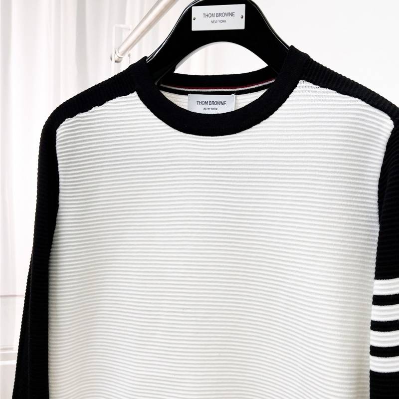 THOM BROWNE メンズ ニット クルーネック ロゴ刺繍 ボーダー バイカラー オーバーサイズ ブラック - 画像 10