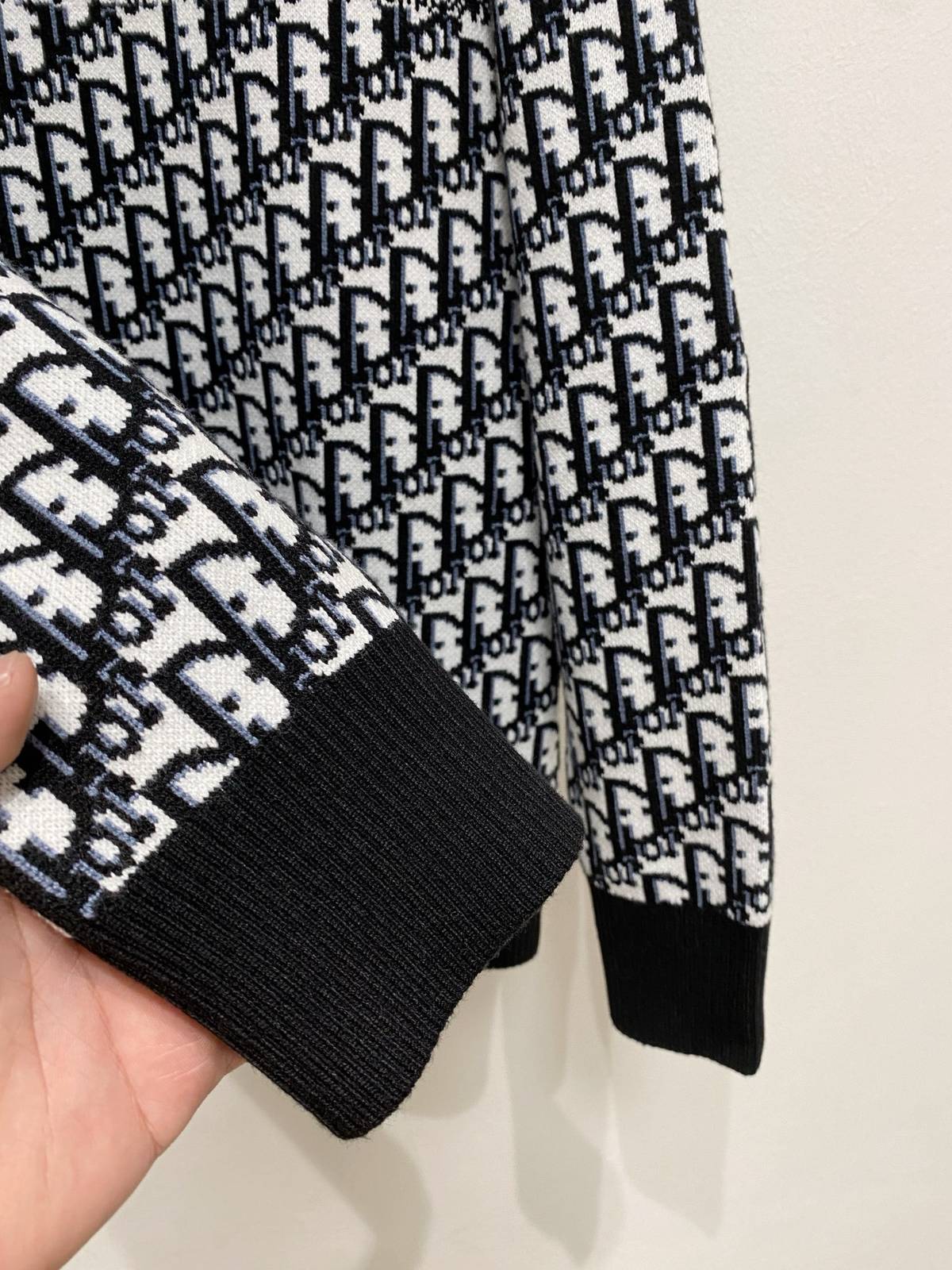 ディオール レディース ニット クルーネック ケーブルニット ロゴ刺繍 上品 秋冬 ブラック - 画像 3