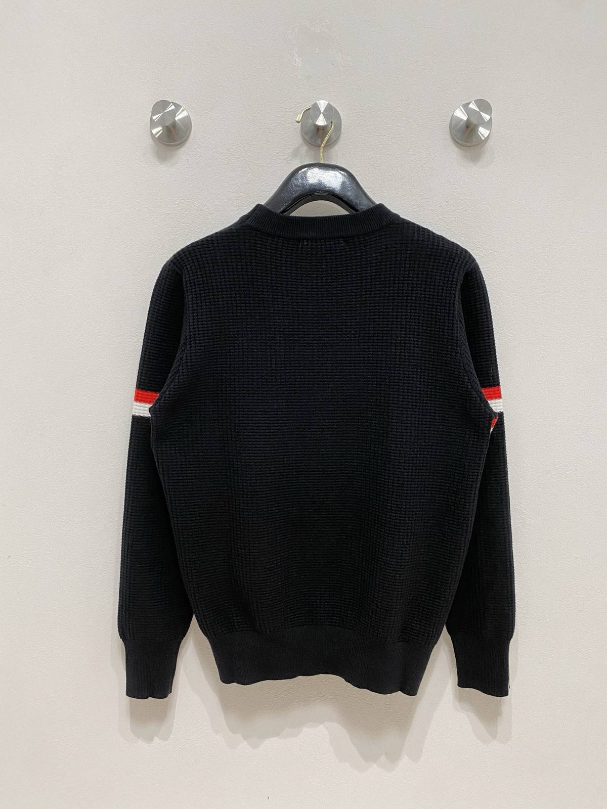 THOM BROWNE メンズ ニット クルーネック ワッフル編み ロゴ刺繍 ロングスリーブ ブラック - 画像 2