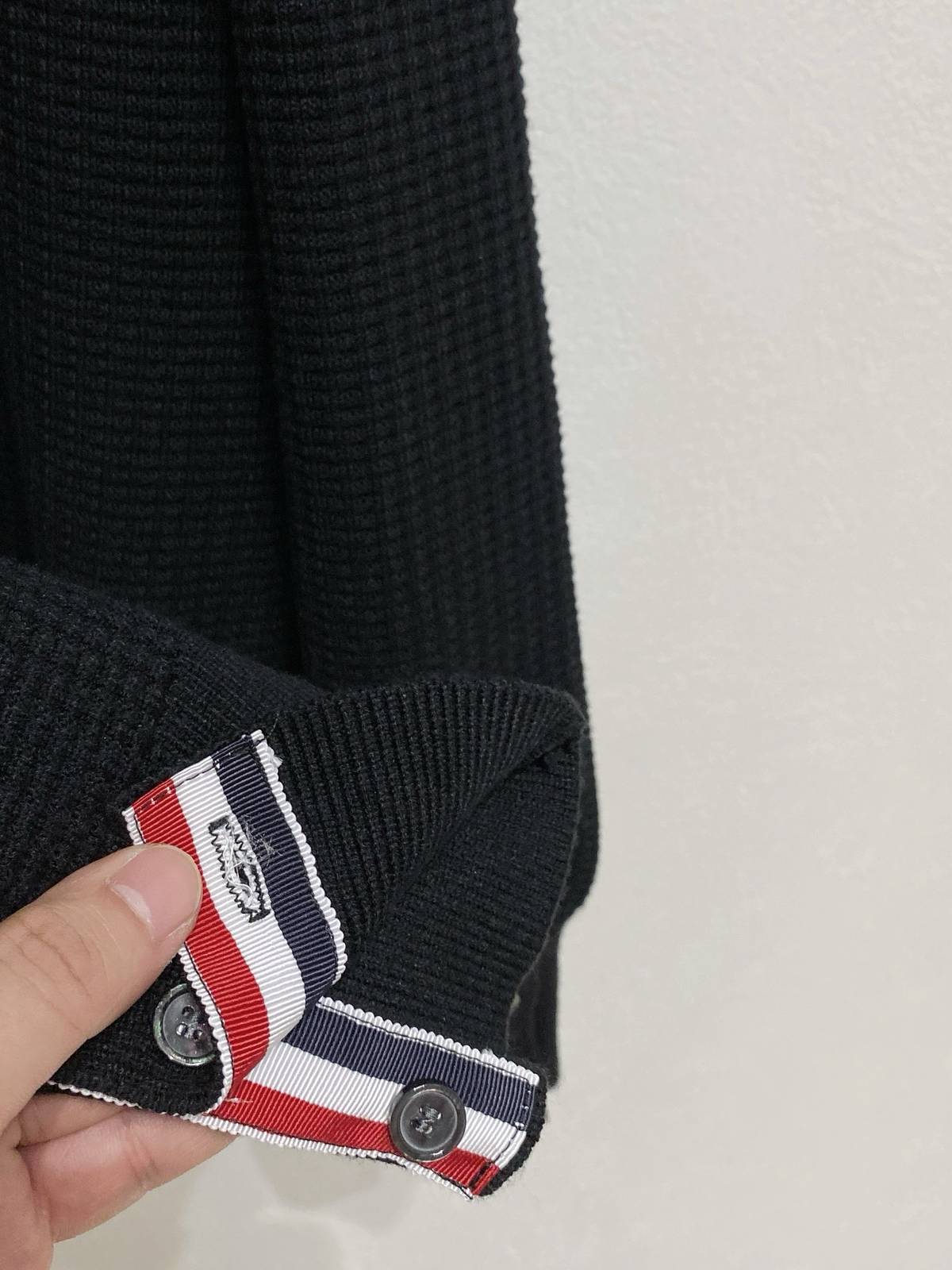 THOM BROWNE メンズ ニット クルーネック ワッフル編み ロゴ刺繍 ロングスリーブ ブラック - 画像 4