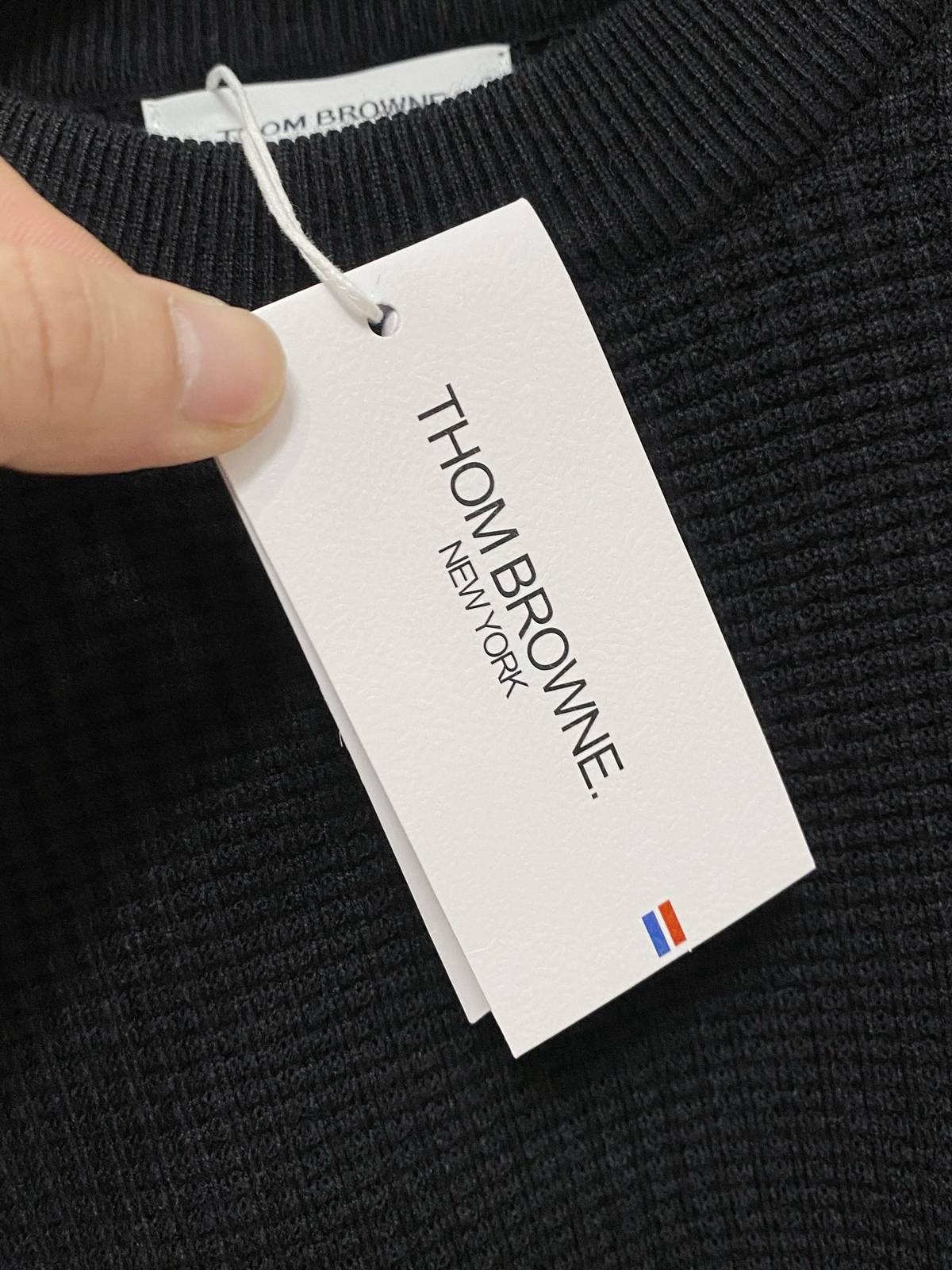 THOM BROWNE メンズ ニット クルーネック ワッフル編み ロゴ刺繍 ロングスリーブ ブラック - 画像 5