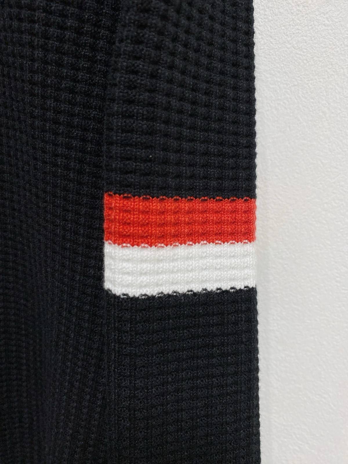 THOM BROWNE メンズ ニット クルーネック ワッフル編み ロゴ刺繍 ロングスリーブ ブラック - 画像 6