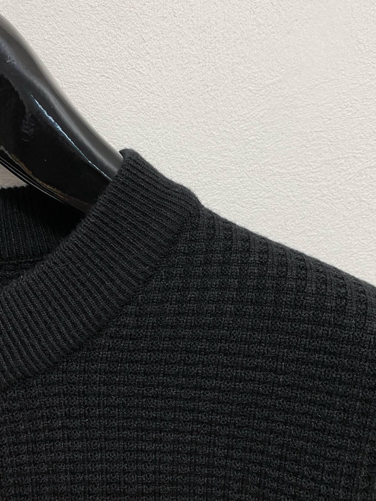 THOM BROWNE メンズ ニット クルーネック ワッフル編み ロゴ刺繍 ロングスリーブ ブラック - 画像 7
