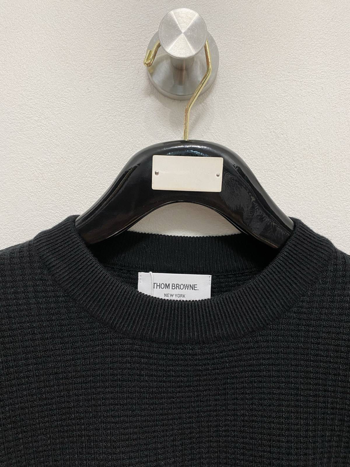 THOM BROWNE メンズ ニット クルーネック ワッフル編み ロゴ刺繍 ロングスリーブ ブラック - 画像 8