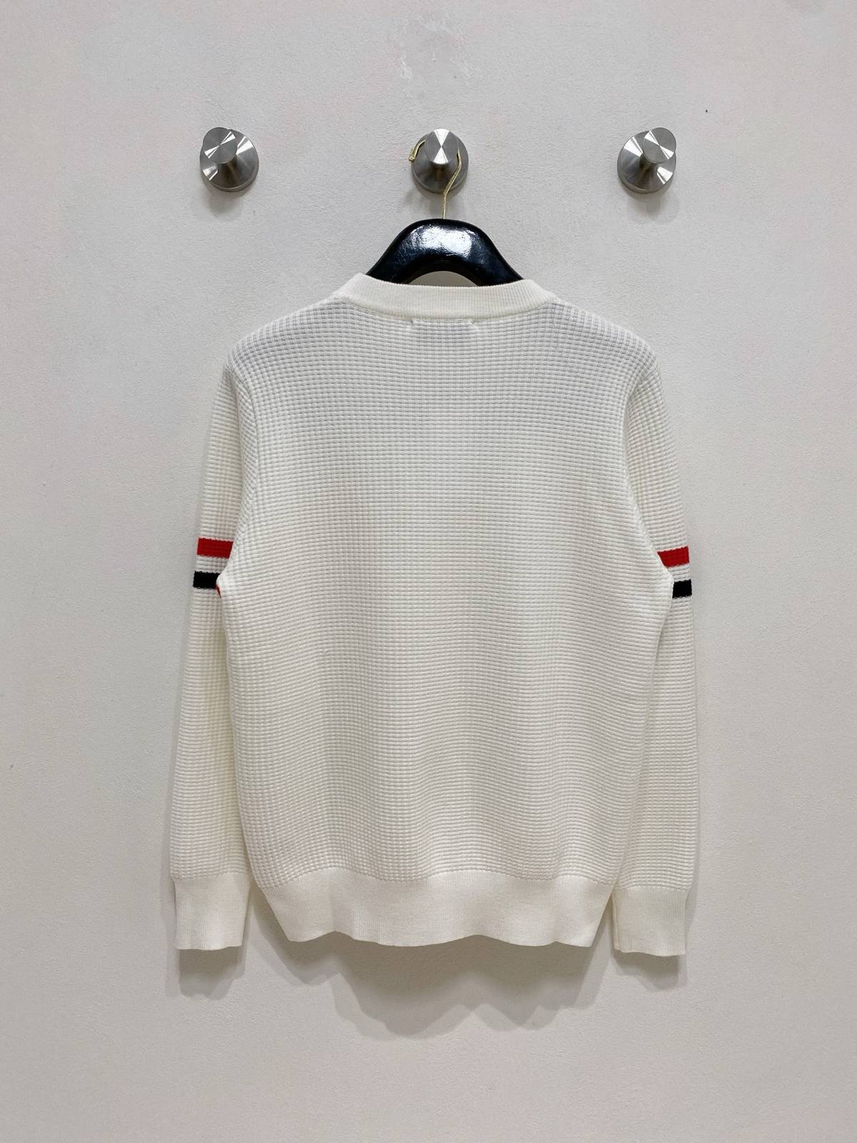 THOM BROWNE メンズ ニット クルーネック ワッフル編み ロゴ刺繍 ロングスリーブ ブラック - 画像 9