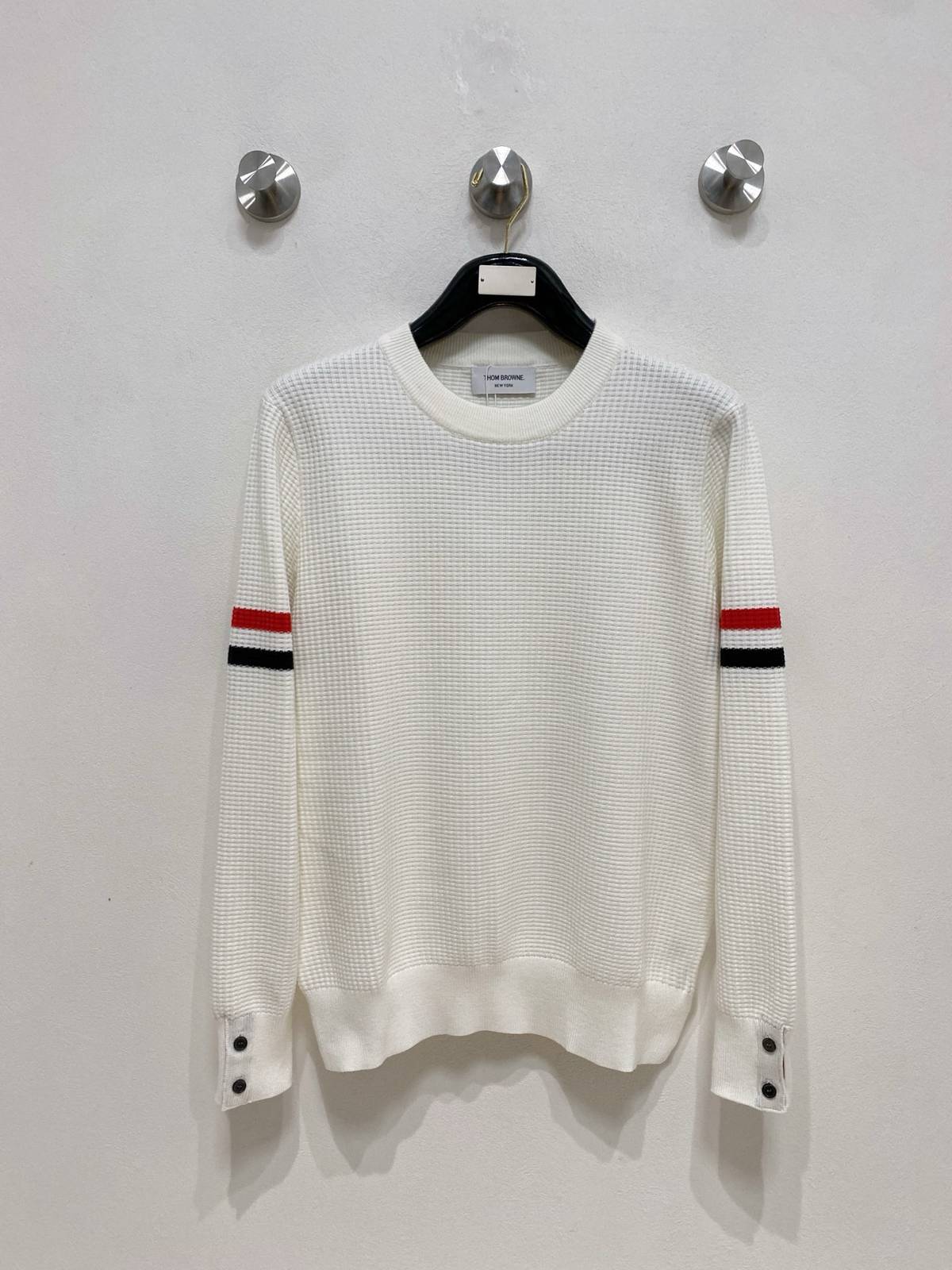 THOM BROWNE メンズ ニット クルーネック ワッフル編み ロゴ刺繍 ロングスリーブ ブラック - 画像 10