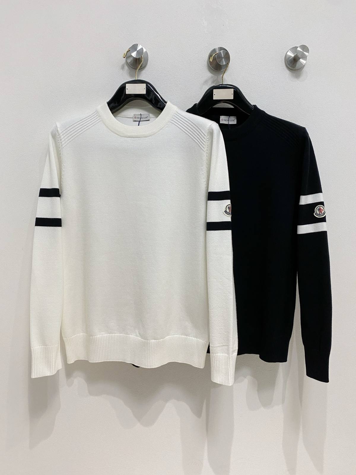 MONCLER モンクレール メンズ ニット クルーネック ローゲージ リブニット ブラック ホワイト - 画像 2