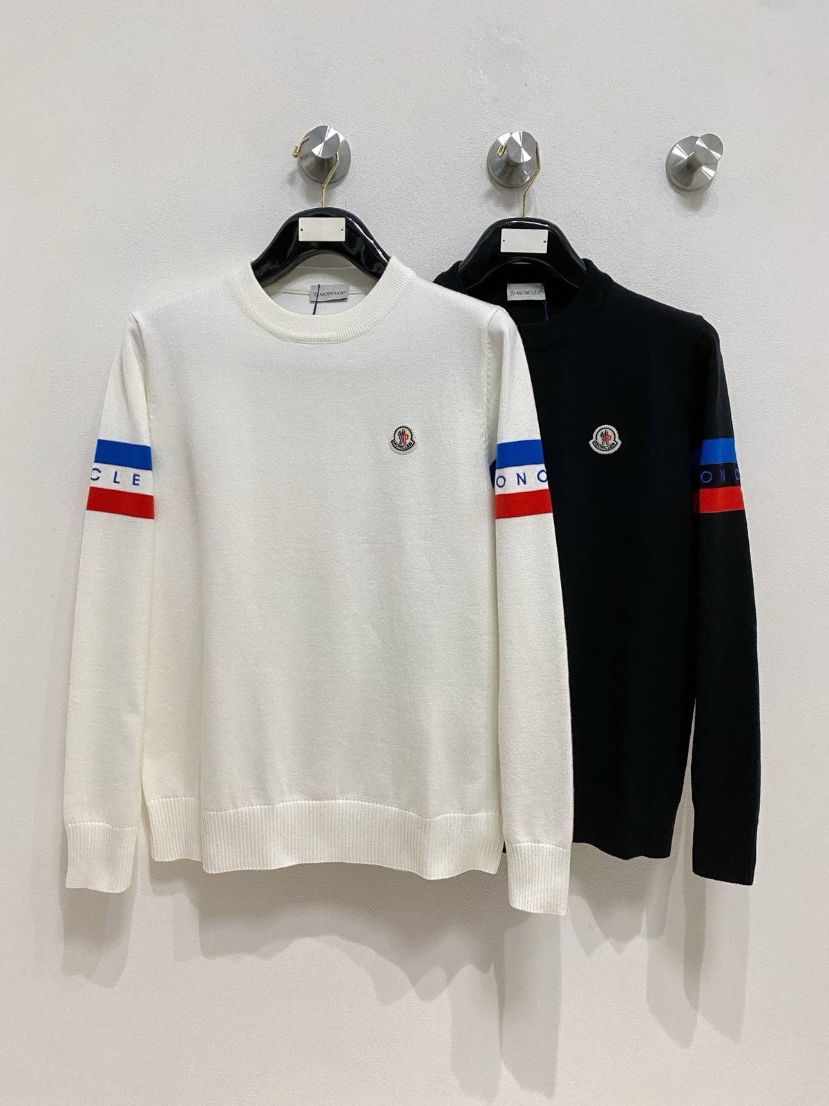 MONCLER モンクレール メンズ ニット クルーネック ローゲージ ワッフル編み レギュラーフィット ブラック - 画像 2