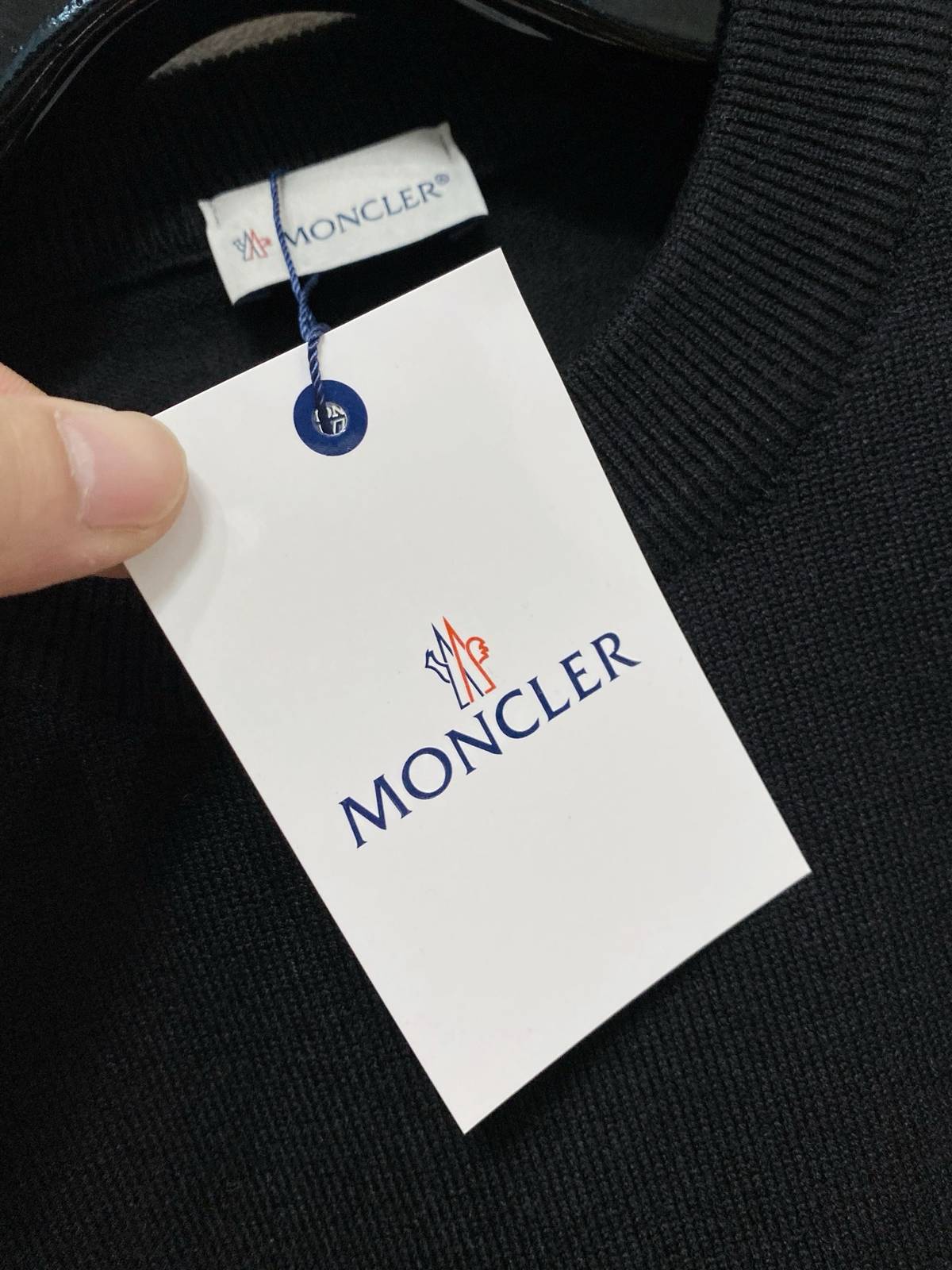 MONCLER モンクレール メンズ ニット クルーネック ローゲージ ワッフル編み レギュラーフィット ブラック - 画像 6