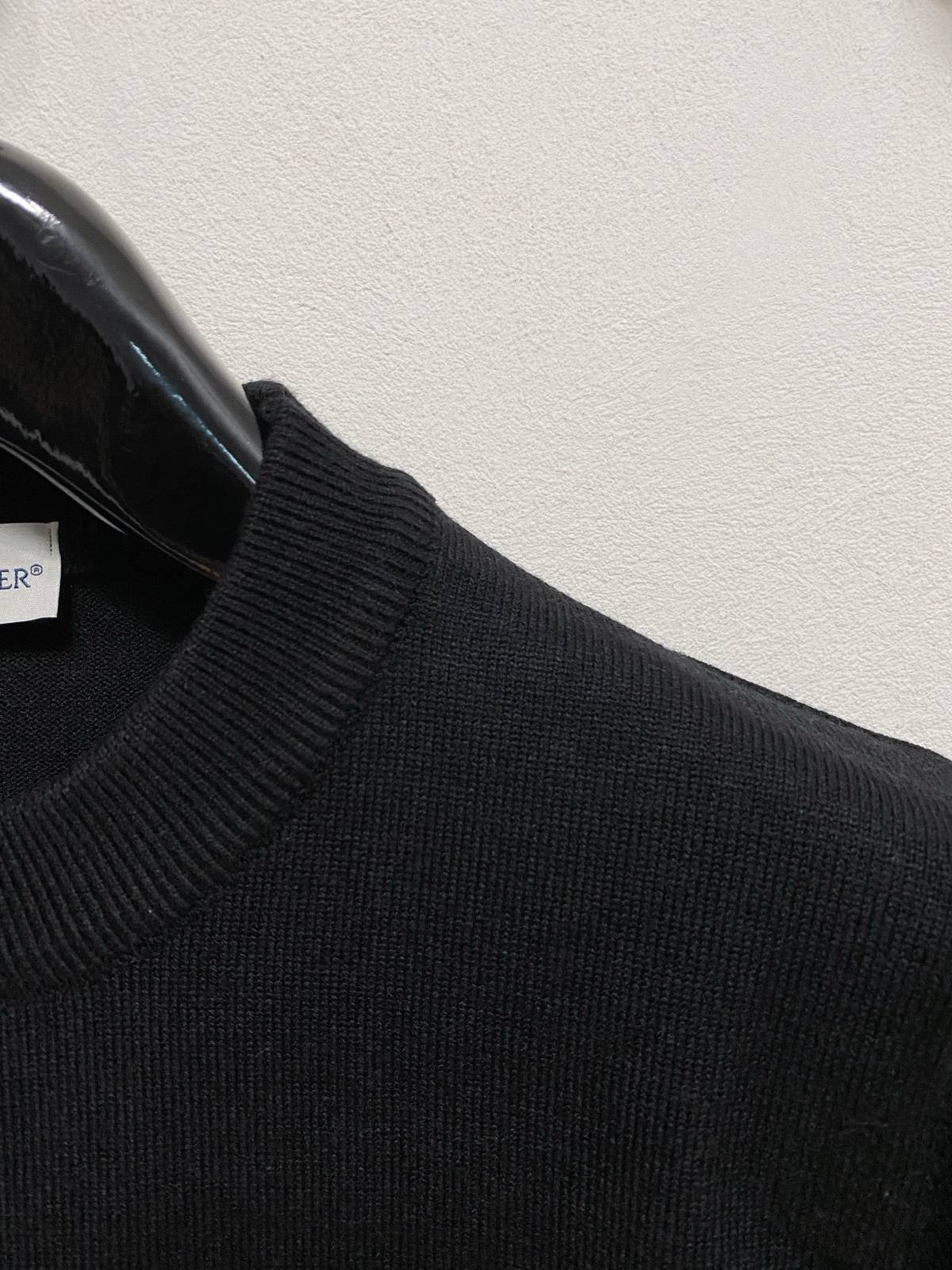 MONCLER モンクレール メンズ ニット クルーネック ローゲージ ワッフル編み レギュラーフィット ブラック - 画像 8