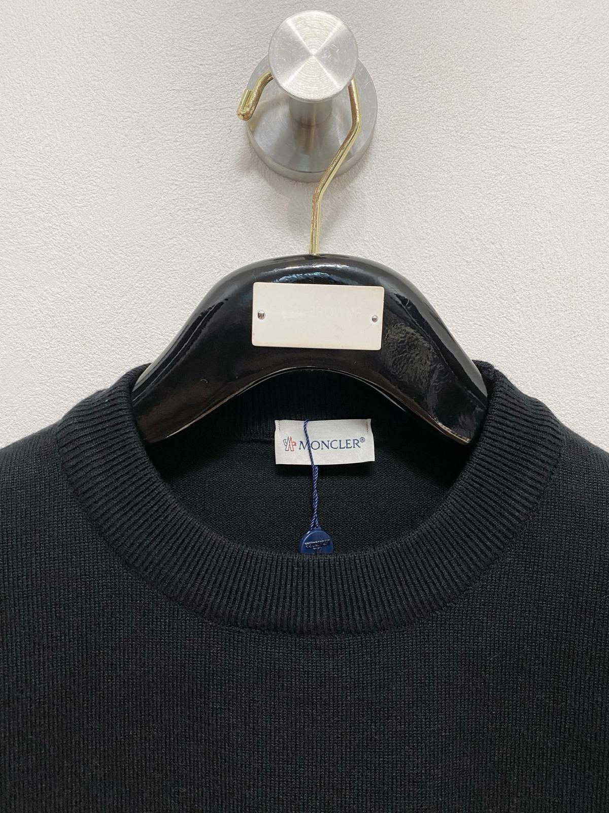 MONCLER モンクレール メンズ ニット クルーネック ローゲージ ワッフル編み レギュラーフィット ブラック - 画像 9