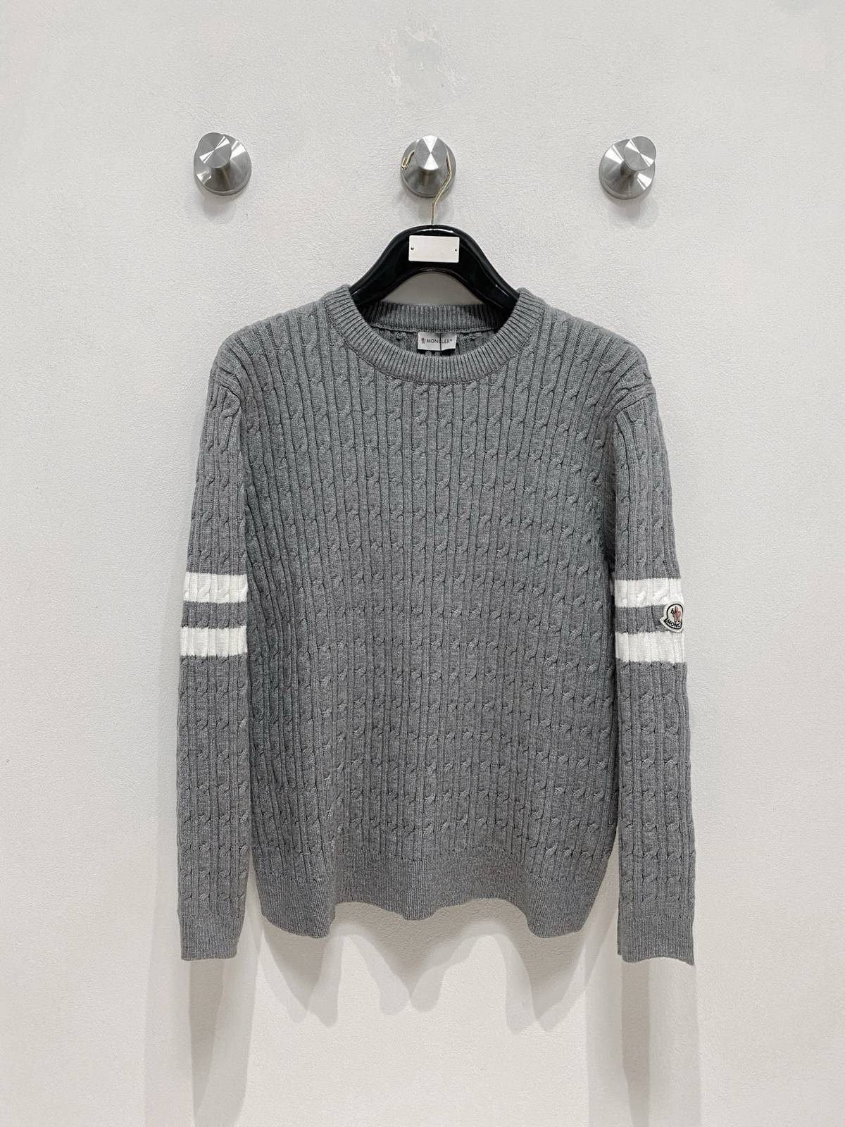 MONCLER モンクレール メンズ ニット クルーネック ケーブルニット ロゴ刺繍 ビジカジ ブラック