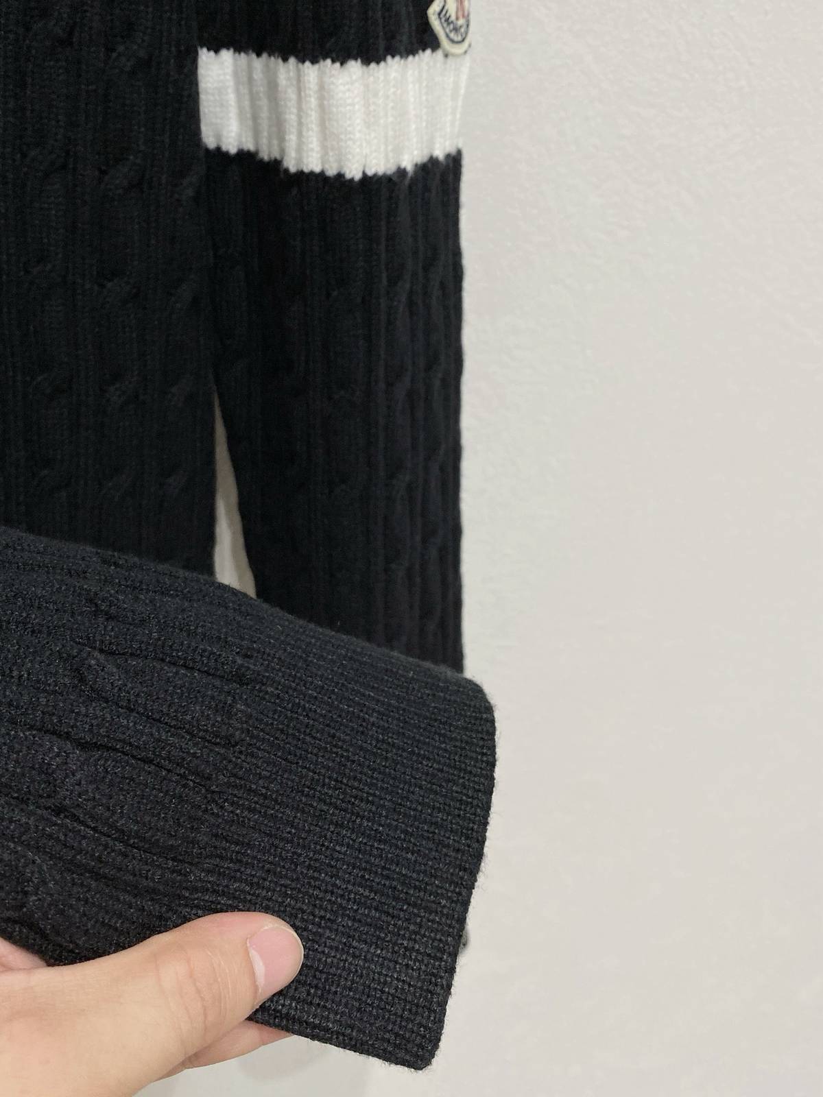 MONCLER モンクレール メンズ ニット クルーネック ケーブルニット ロゴ刺繍 ビジカジ ブラック - 画像 4