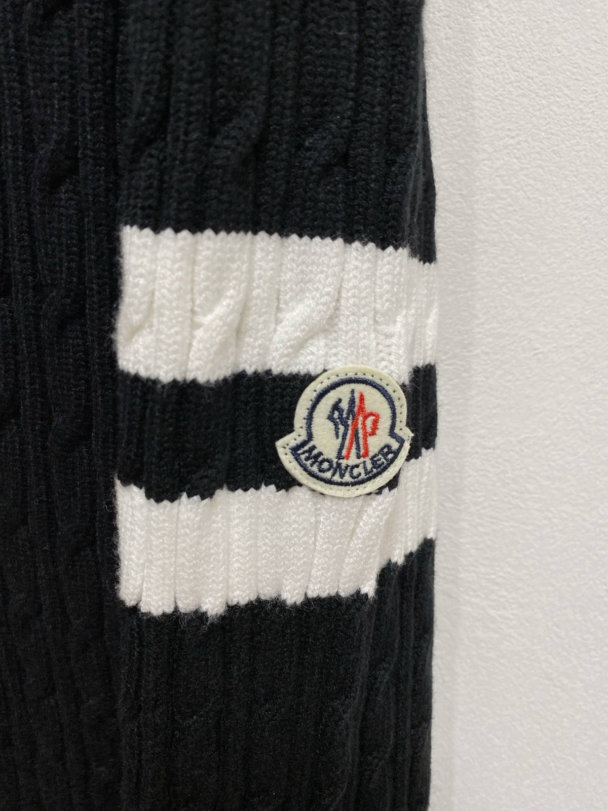 MONCLER モンクレール メンズ ニット クルーネック ケーブルニット ロゴ刺繍 ビジカジ ブラック - 画像 6