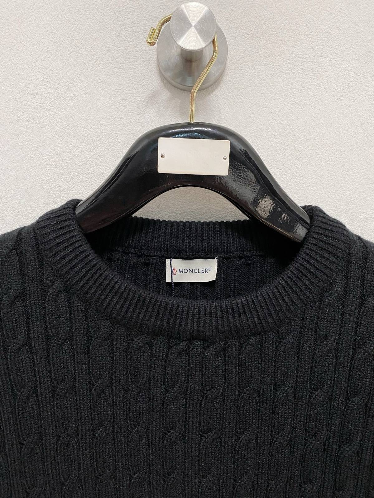MONCLER モンクレール メンズ ニット クルーネック ケーブルニット ロゴ刺繍 ビジカジ ブラック - 画像 8