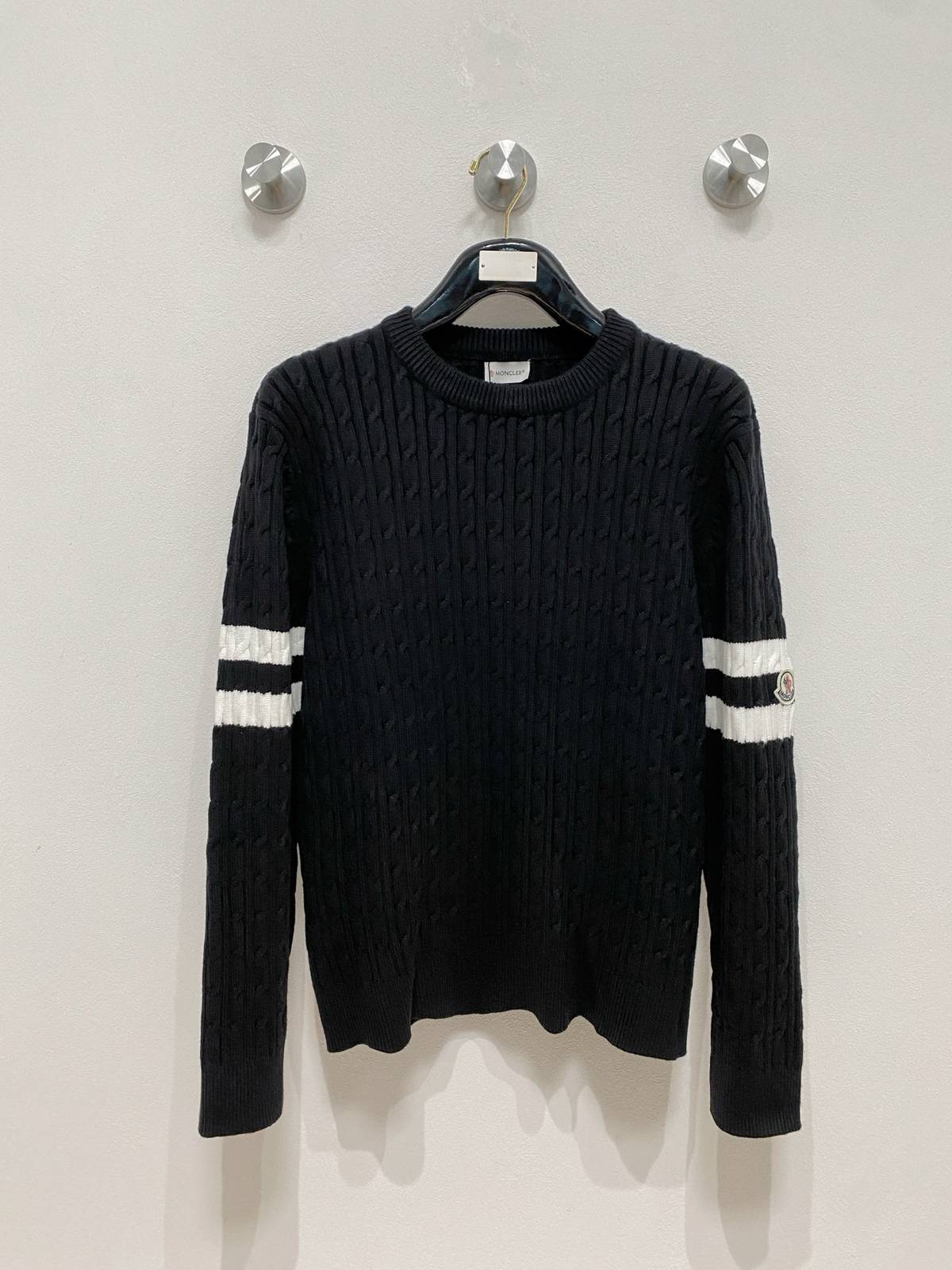 MONCLER モンクレール メンズ ニット クルーネック ケーブルニット ロゴ刺繍 ビジカジ ブラック - 画像 9