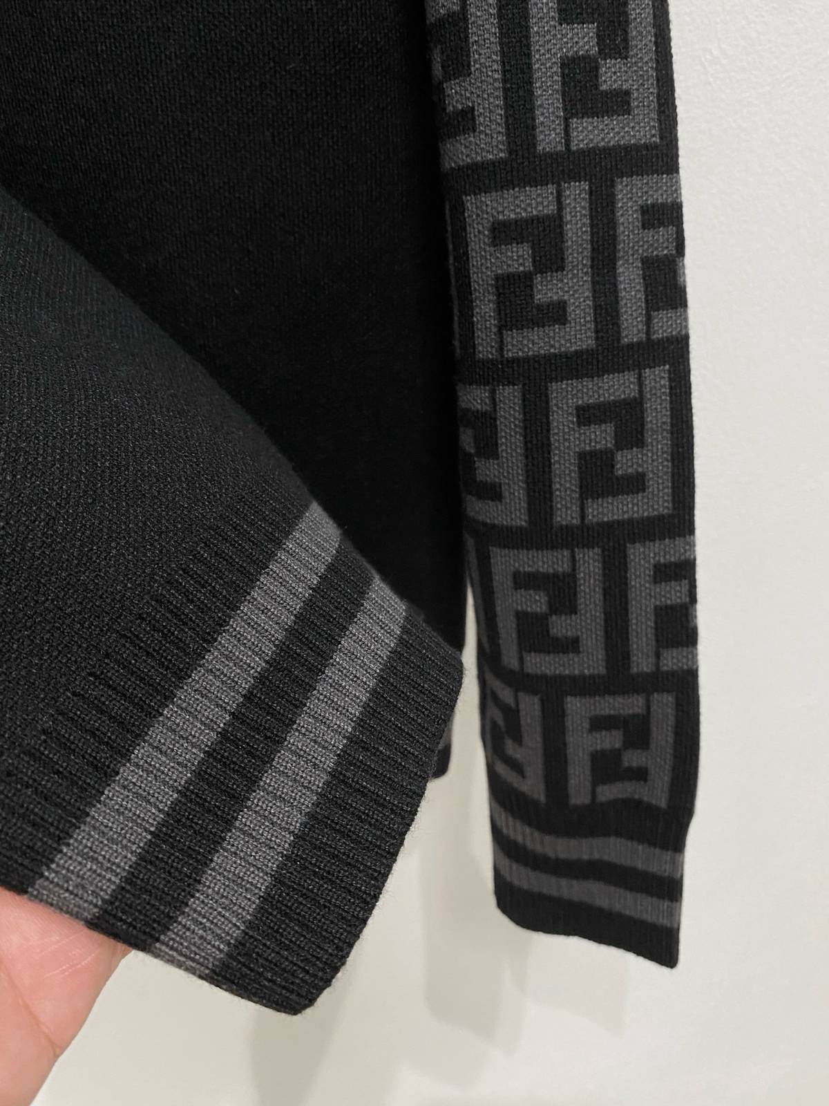FENDI フェンディ メンズ ニット クルーネック ケーブルニット ロゴ刺繍 ブラック - 画像 4