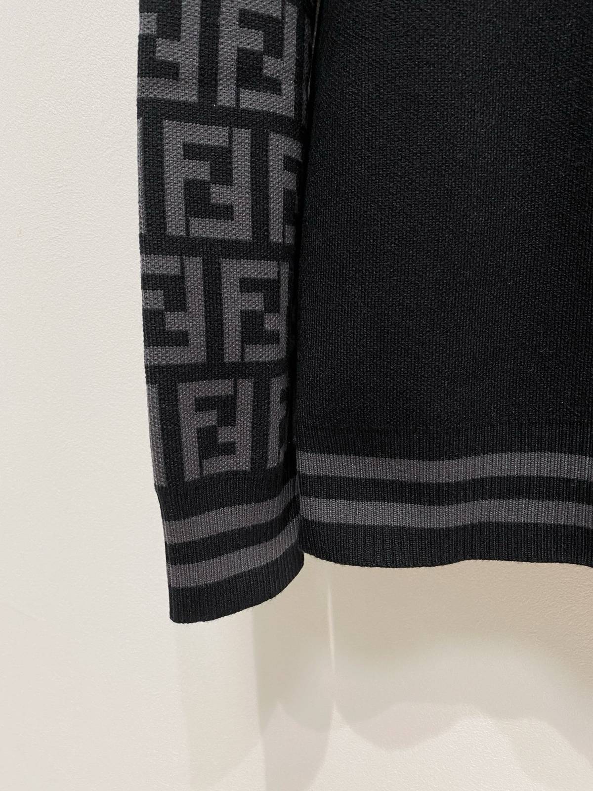 FENDI フェンディ メンズ ニット クルーネック ケーブルニット ロゴ刺繍 ブラック - 画像 5