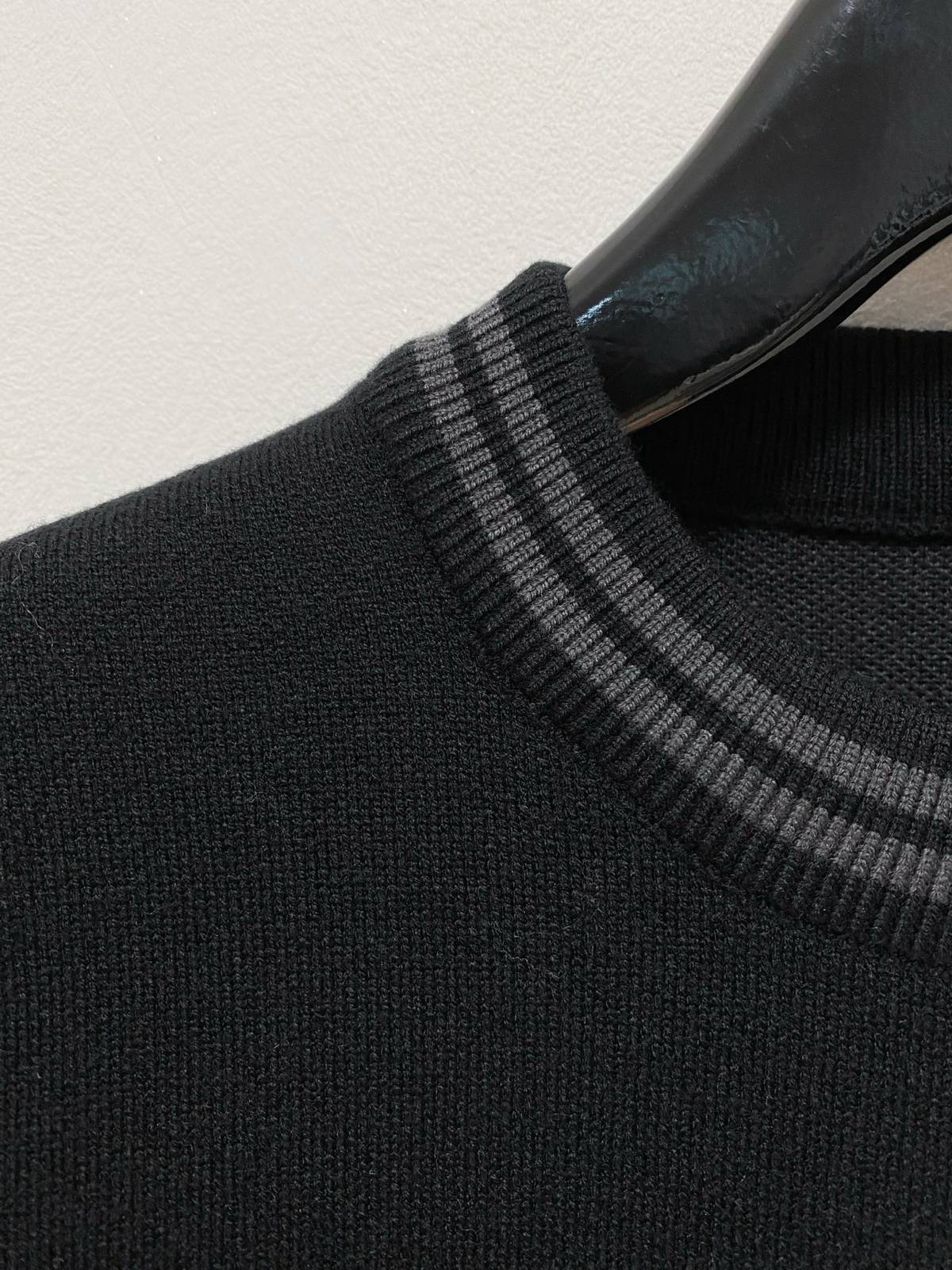 FENDI フェンディ メンズ ニット クルーネック ケーブルニット ロゴ刺繍 ブラック - 画像 6