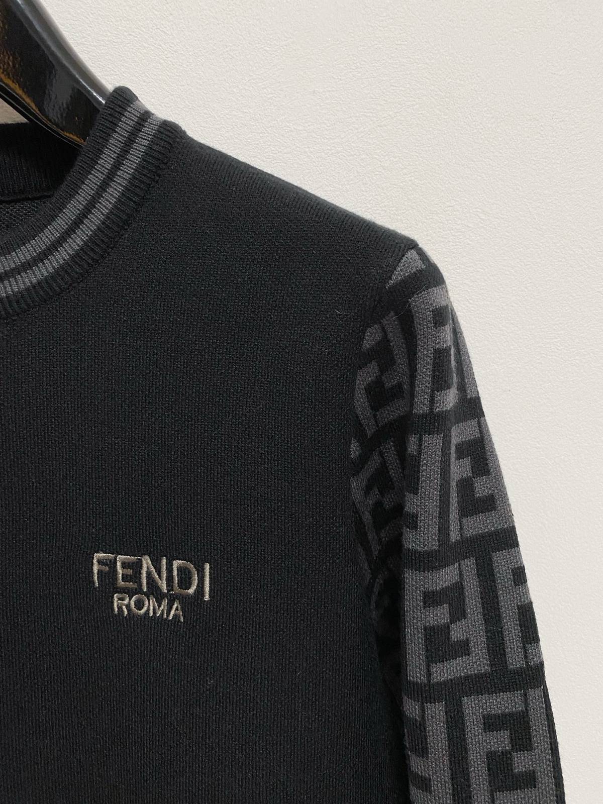 FENDI フェンディ メンズ ニット クルーネック ケーブルニット ロゴ刺繍 ブラック - 画像 8