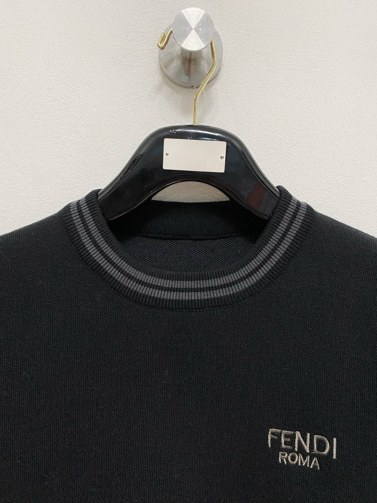 FENDI フェンディ メンズ ニット クルーネック ケーブルニット ロゴ刺繍 ブラック - 画像 9