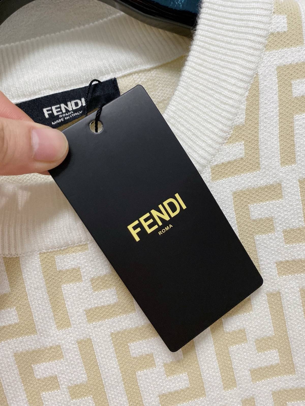 FENDI フェンディ メンズ ニット クルーネック インターシャ 総柄 ローゲージ 秋冬 ビジカジ オフホワイト - 画像 6