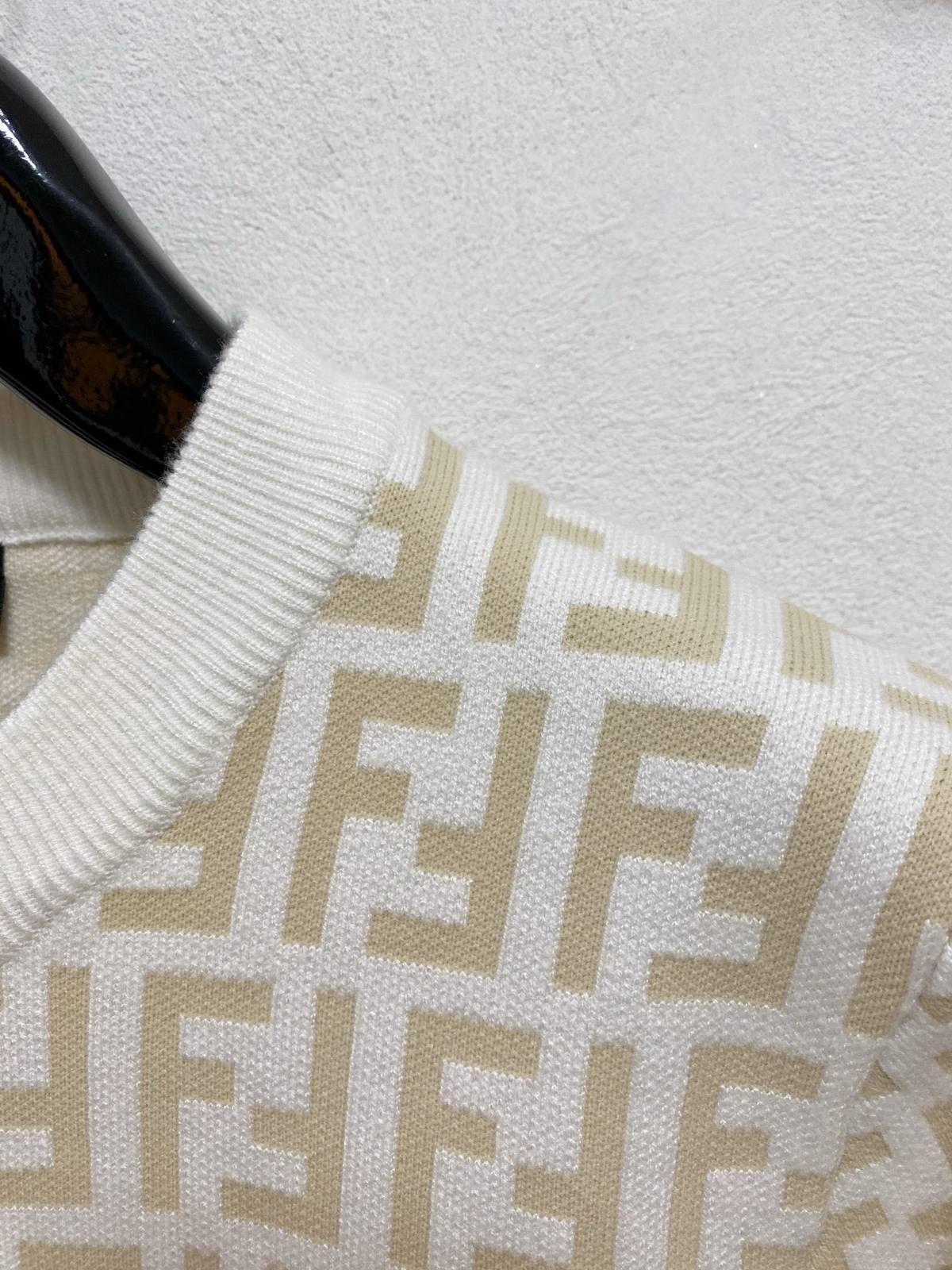 FENDI フェンディ メンズ ニット クルーネック インターシャ 総柄 ローゲージ 秋冬 ビジカジ オフホワイト - 画像 8