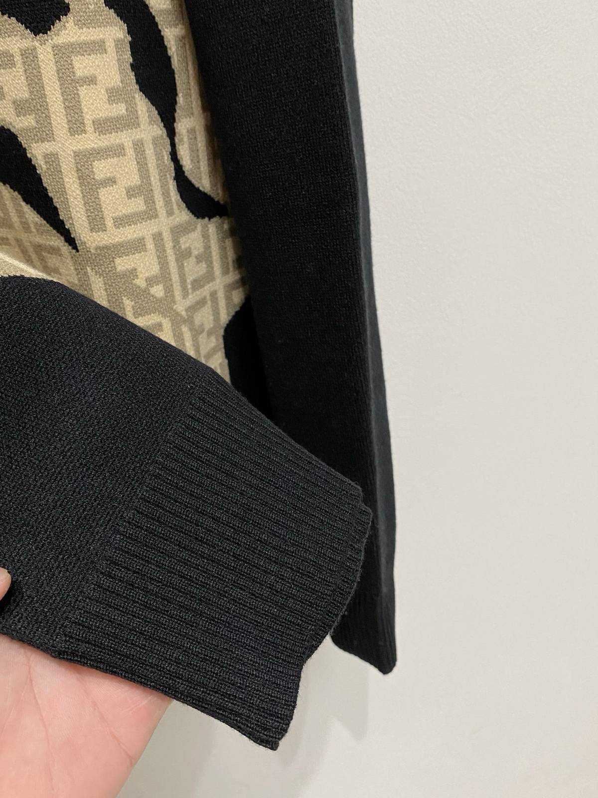 FENDI フェンディ レディース ニット クルーネック ケーブルニット ロゴ刺繍 ファッション ブラック - 画像 4