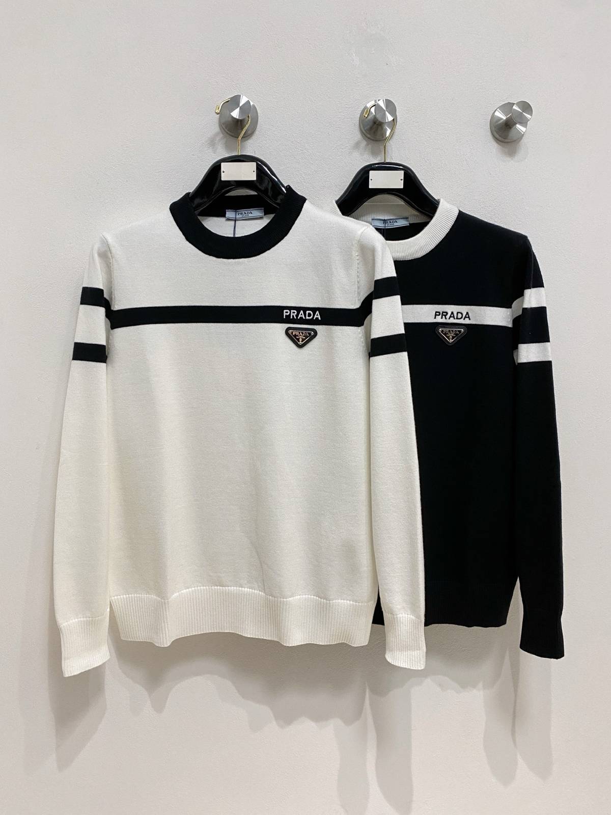 PRADA プラダ メンズ ニット クルーネック ロゴ刺繍 リブニット 総柄 ブラック ホワイト - 画像 2