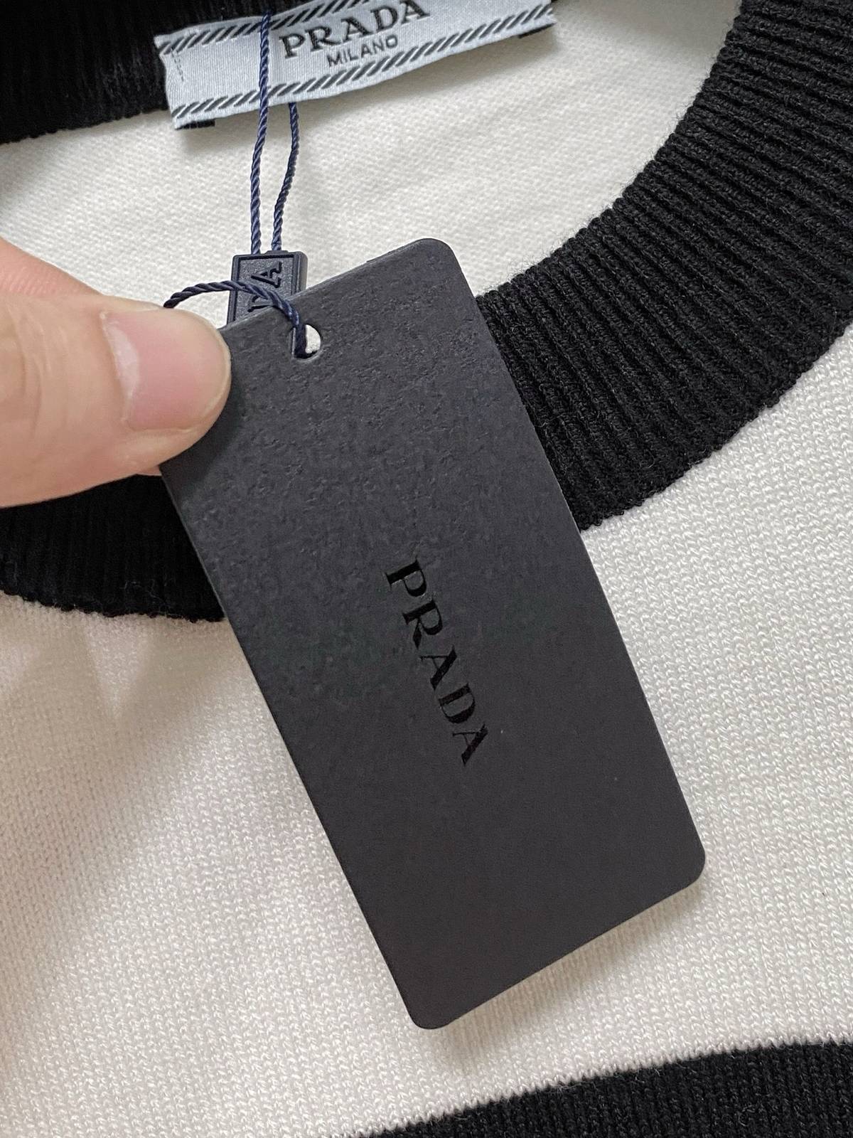 PRADA プラダ メンズ ニット クルーネック ロゴ刺繍 リブニット 総柄 ブラック ホワイト - 画像 6