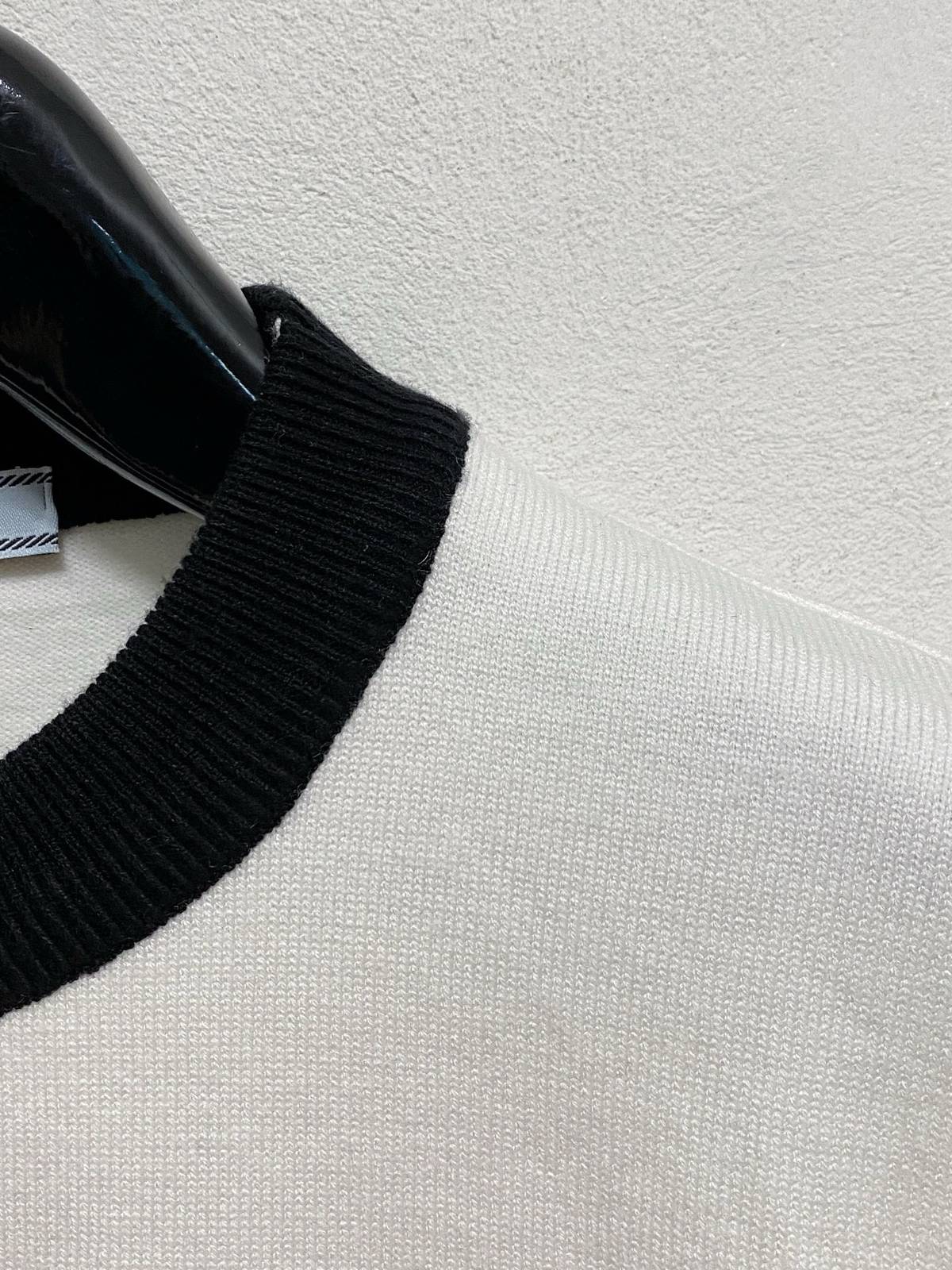 PRADA プラダ メンズ ニット クルーネック ロゴ刺繍 リブニット 総柄 ブラック ホワイト - 画像 8