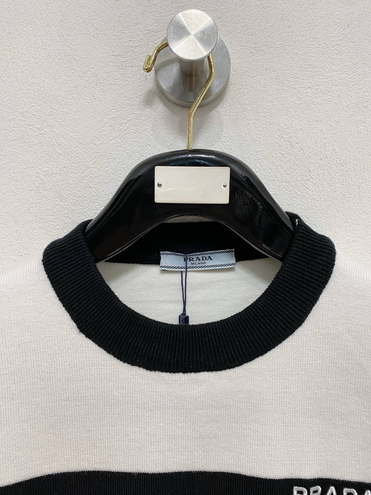 PRADA プラダ メンズ ニット クルーネック ロゴ刺繍 リブニット 総柄 ブラック ホワイト - 画像 9