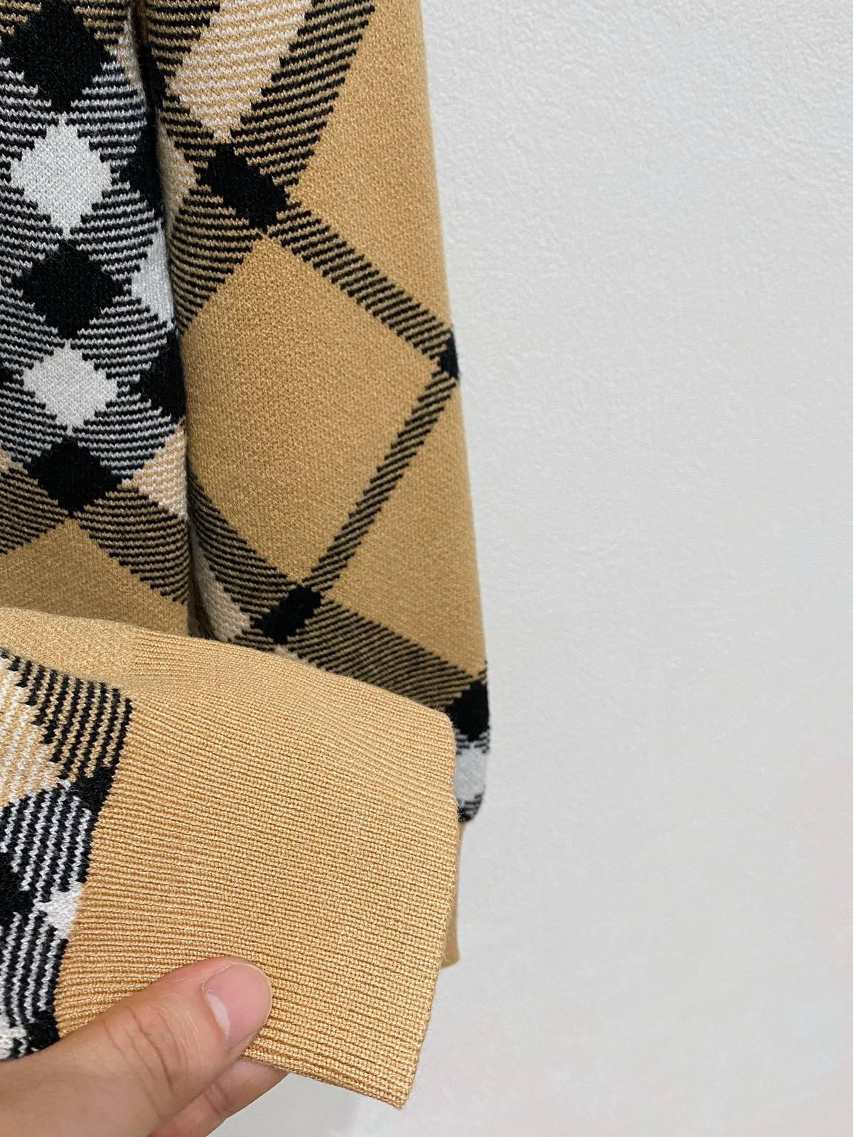 BURBERRY バーバリー メンズ ニット クルーネック ケーブルニット ロゴ刺繍 オーバーサイズ ベージュ - 画像 4