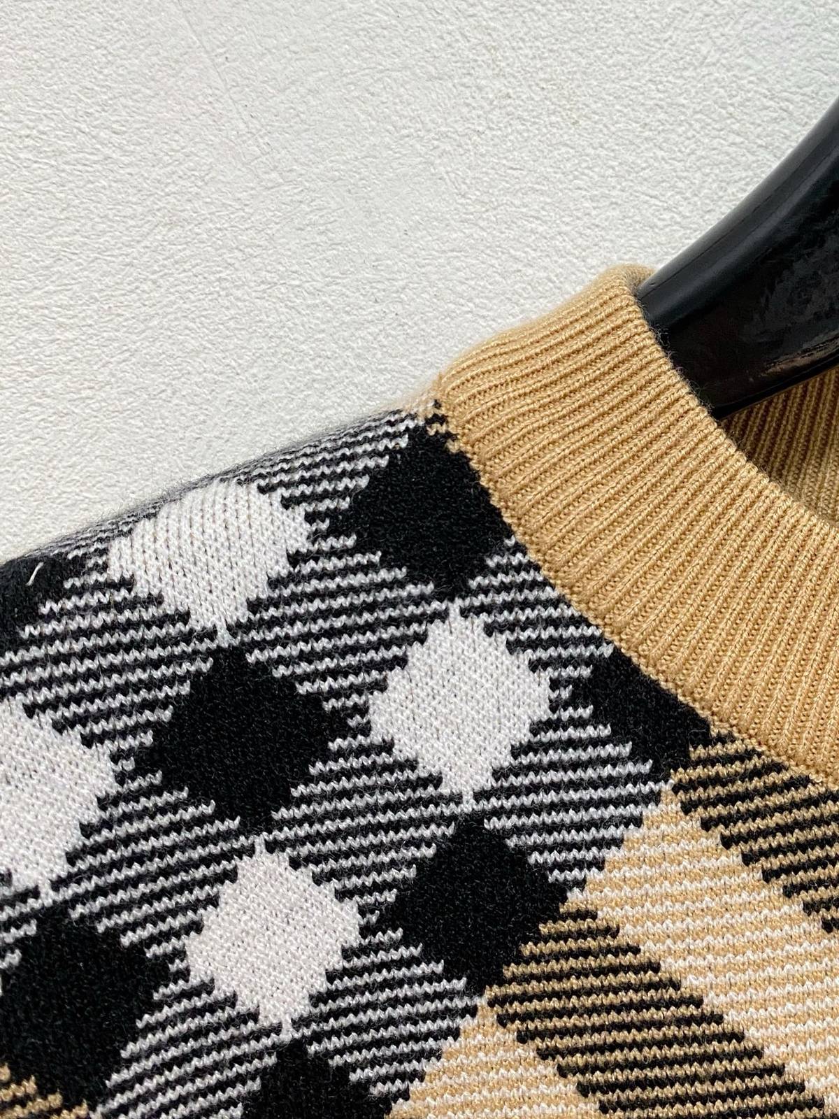 BURBERRY バーバリー メンズ ニット クルーネック ケーブルニット ロゴ刺繍 オーバーサイズ ベージュ - 画像 5